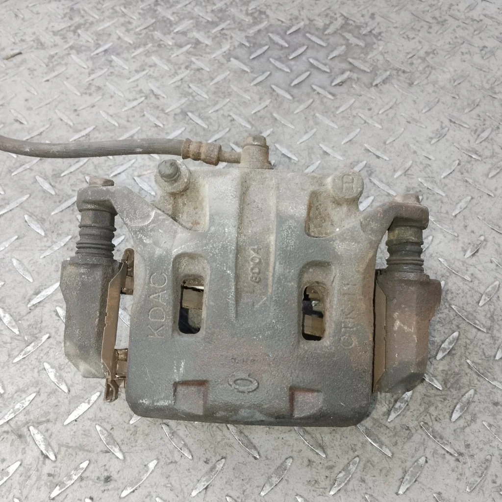 Суппорт тормозной Nissan Pathfinder 41001EB30A R51, передний правый