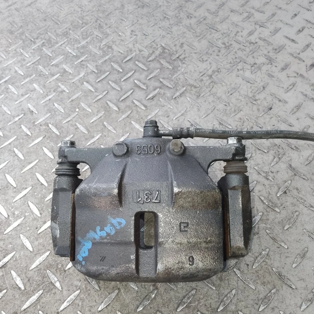 Суппорт тормозной Nissan Qashqai 41011JD00A J10, передний левый