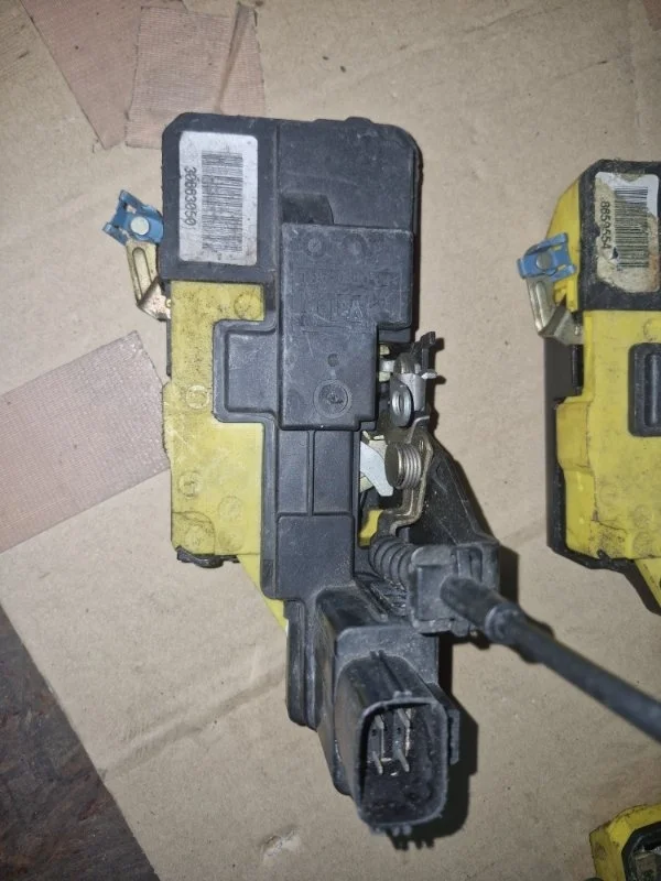 Замок двери Volvo XC90 2005