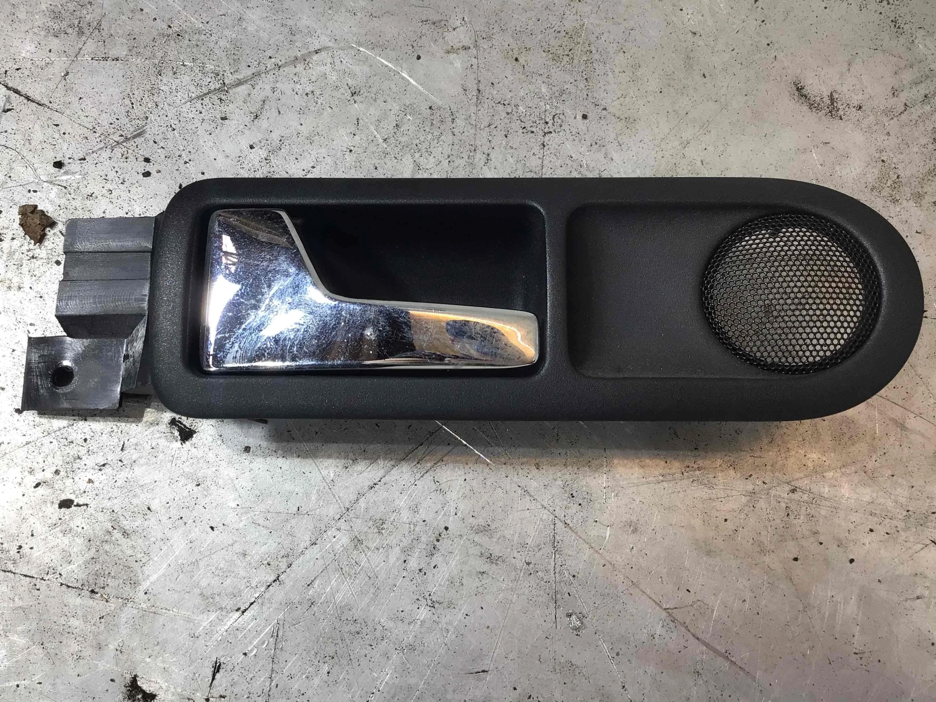 Ручка внутренняя задняя левая Volkswagen Golf 4 поколение (1997-2004) бензин 1.4 i Механика Х/б