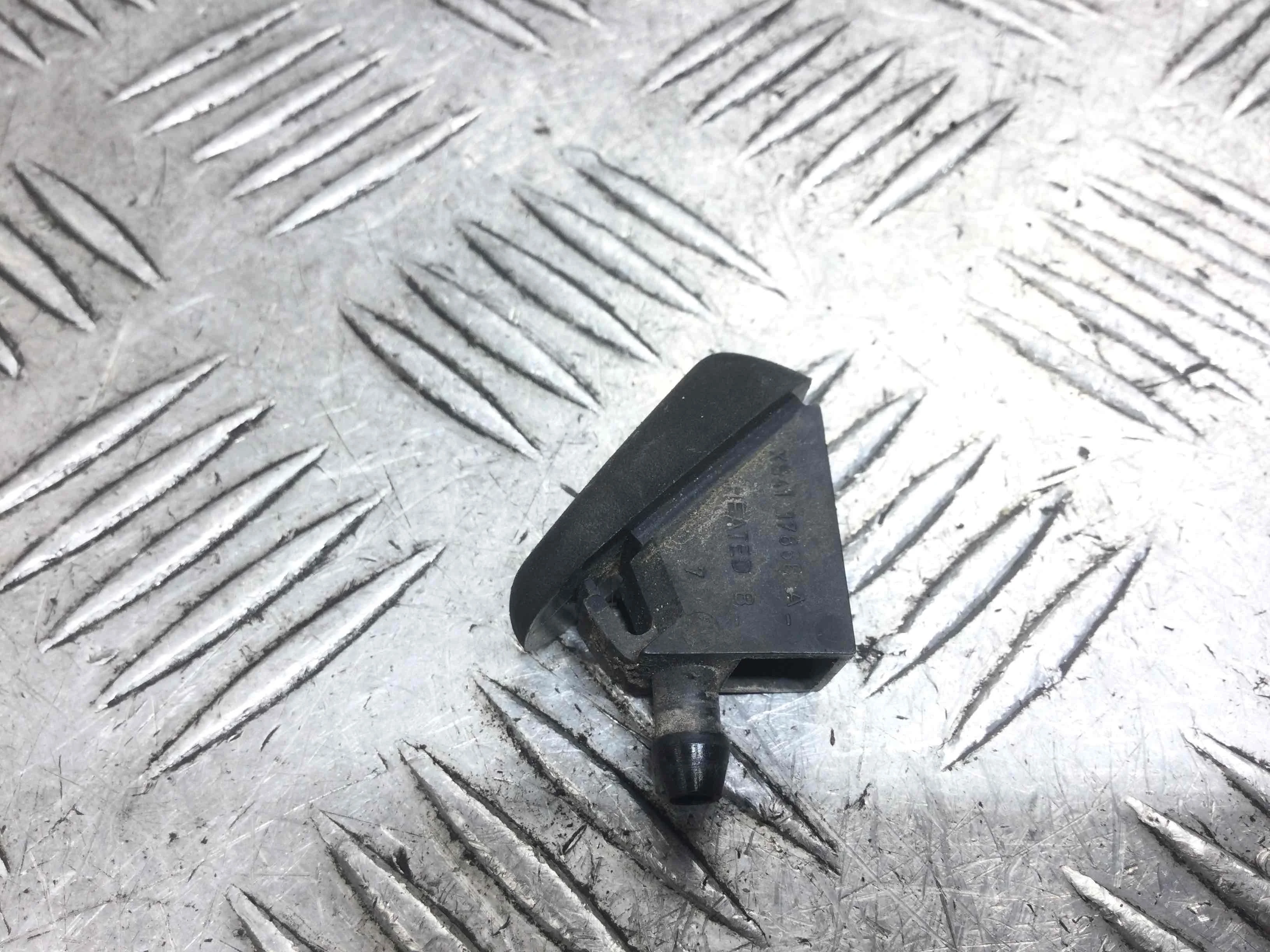 Форсунка омывателя Ford Focus 1 поколение [рестайлинг] (2001-2005) бензин 1.4 i Механика Х/б