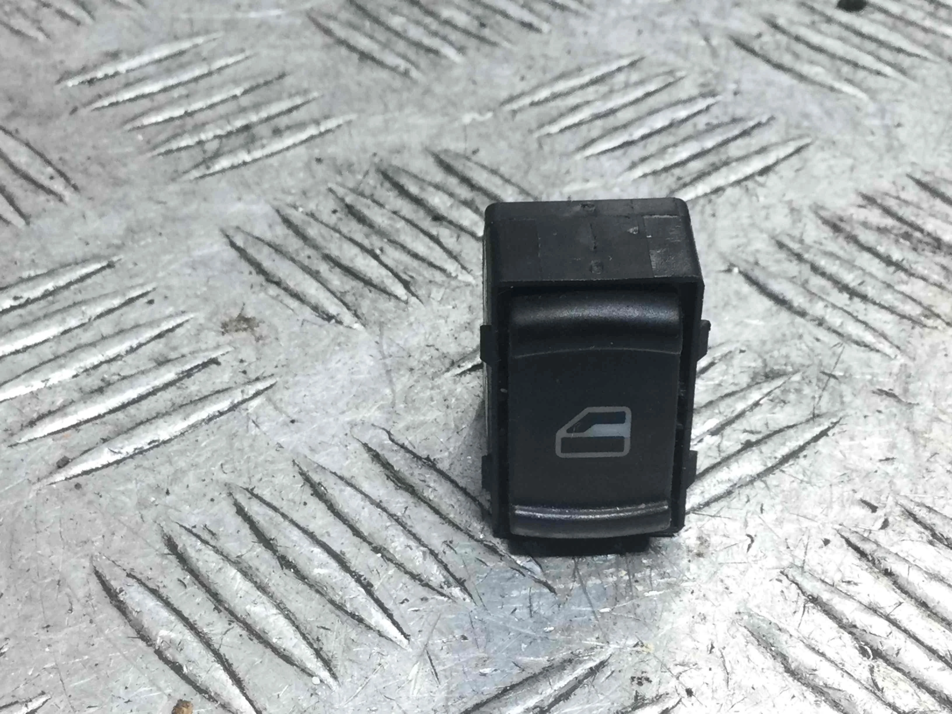 Кнопка стеклоподъемника переднего правого Volkswagen Passat B5 (1996-2000) бензин 1.6 i Механика Универсал