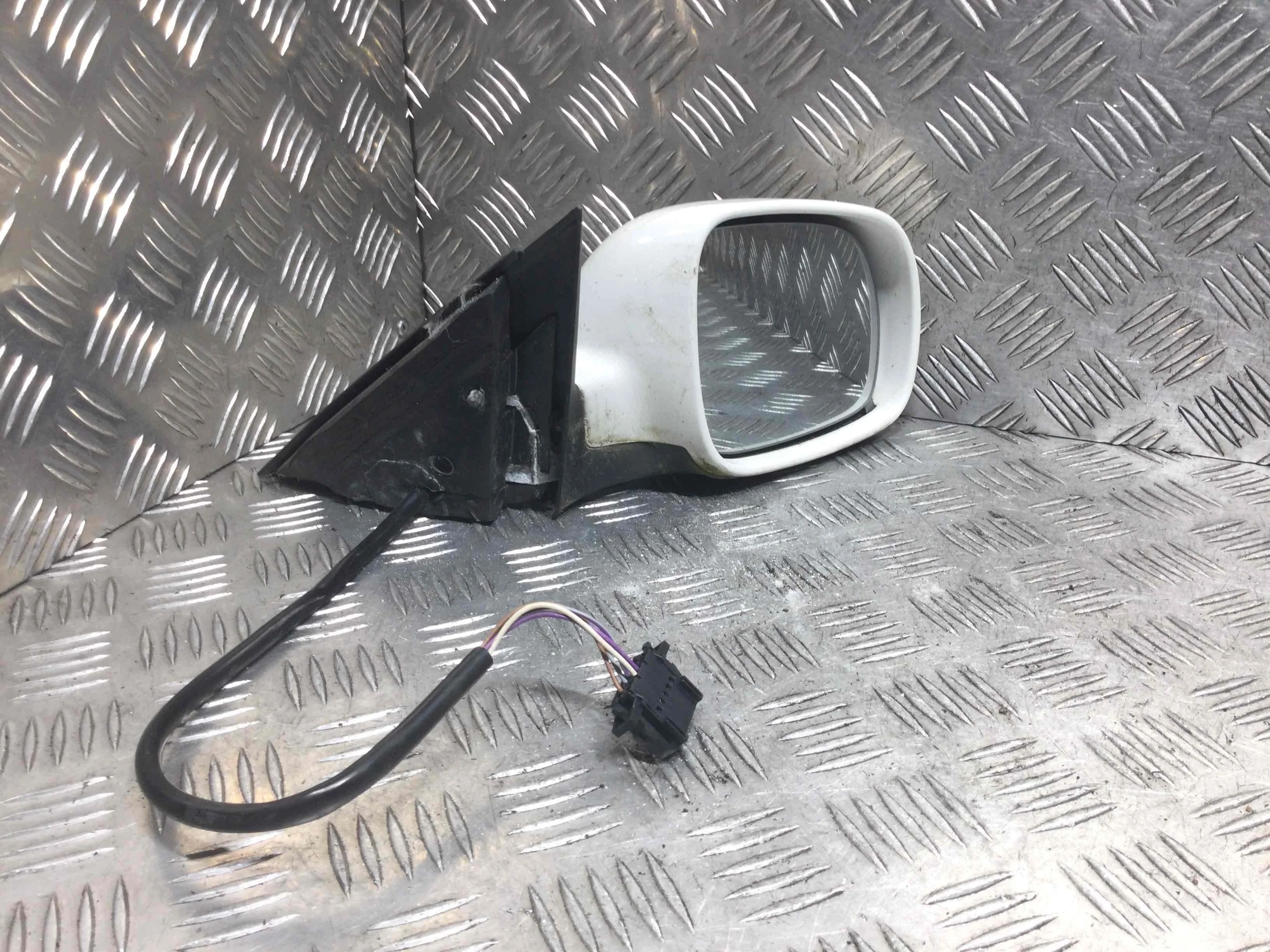 Зеркало наружное правое Volkswagen Passat B5 (1996-2000) бензин 1.6 i Механика Универсал