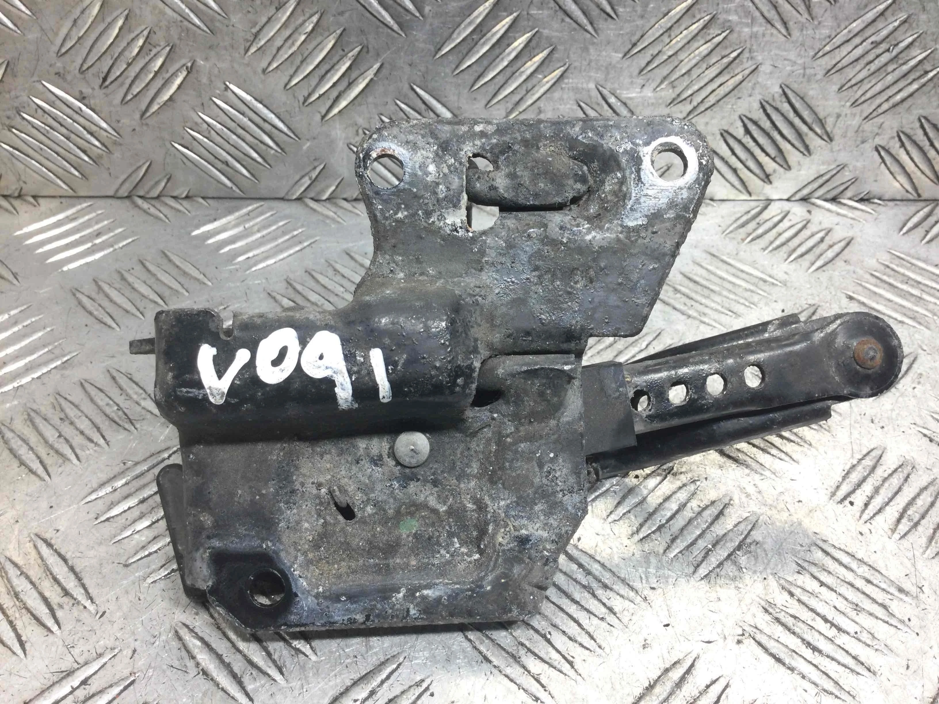 Крюк капота Audi A6 C5/4B (1997-2004) дизель 2.5 TDI Автомат Седан