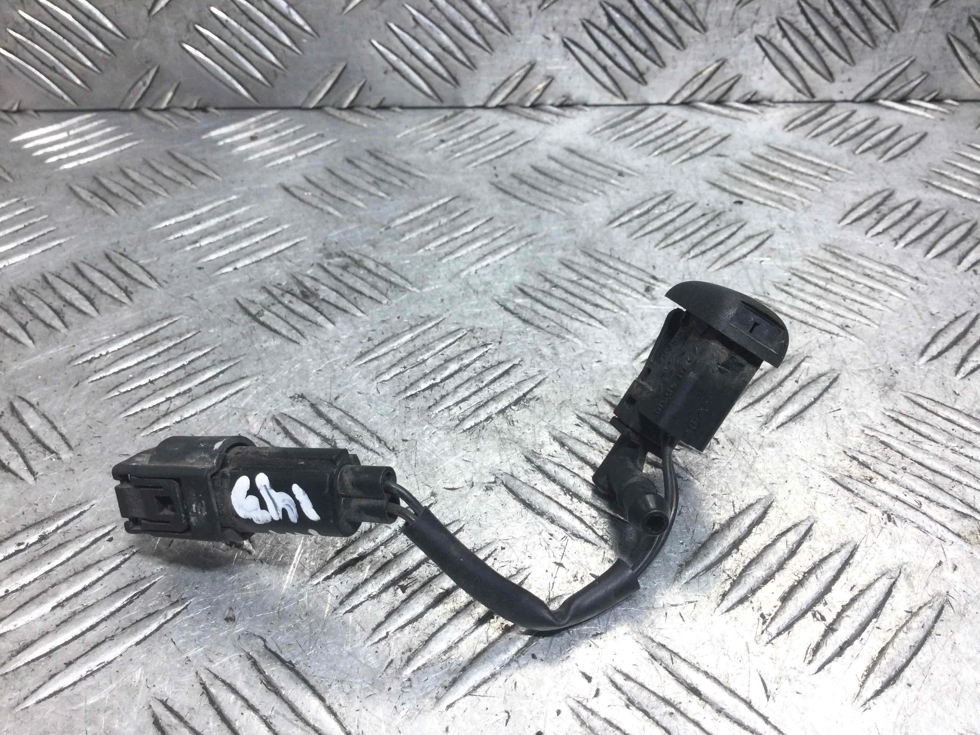 Форсунка омывателя BMW 1-Series E87/E81/E82/E88 [рестайлинг] (2007-2011) дизель 2.0 TDI  Х/б