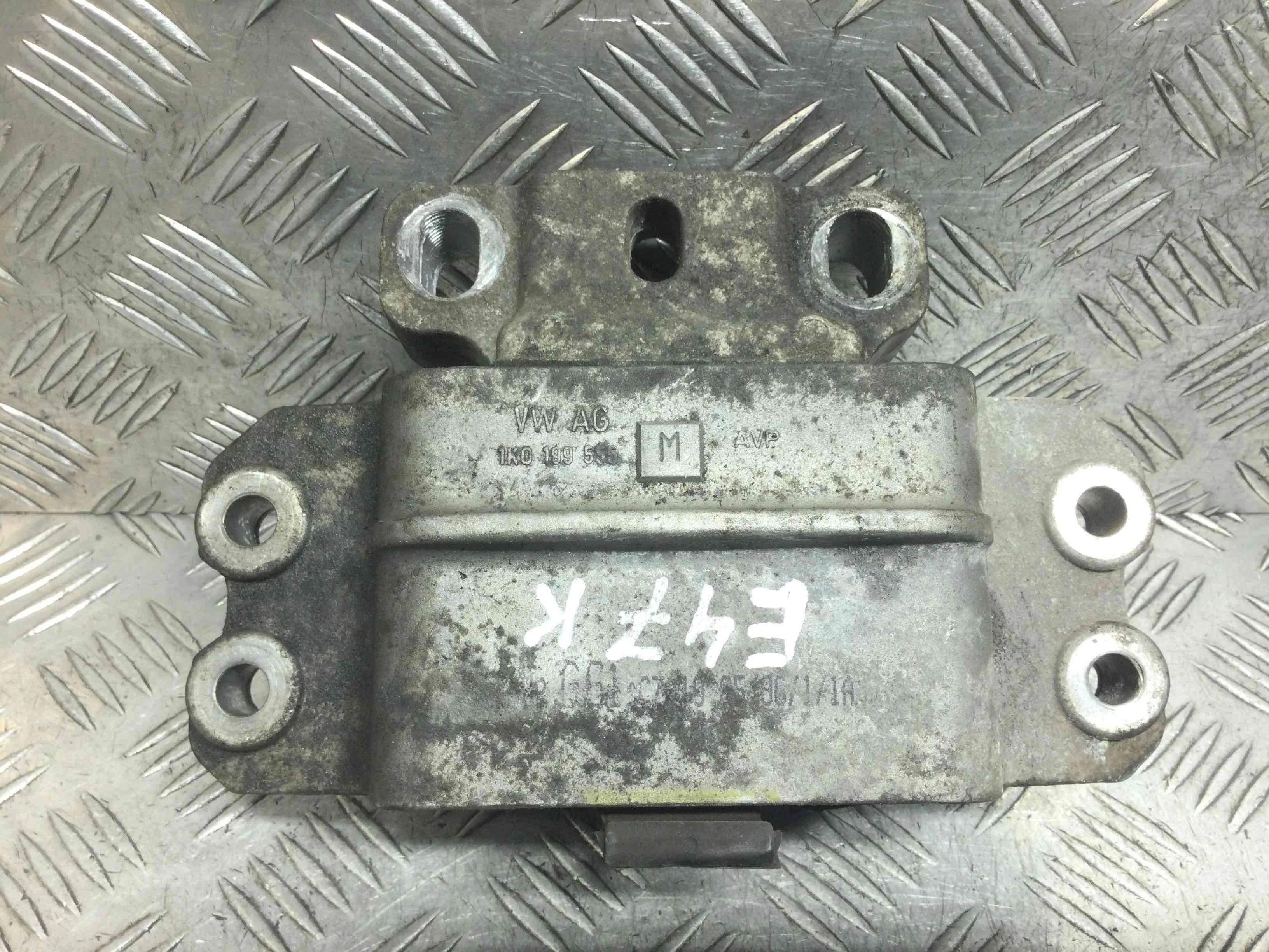 Подушка крепления КПП Audi A3 8P/8PA [рестайлинг] (2004-2008) бензин 2.0 FSI Механика Х/б