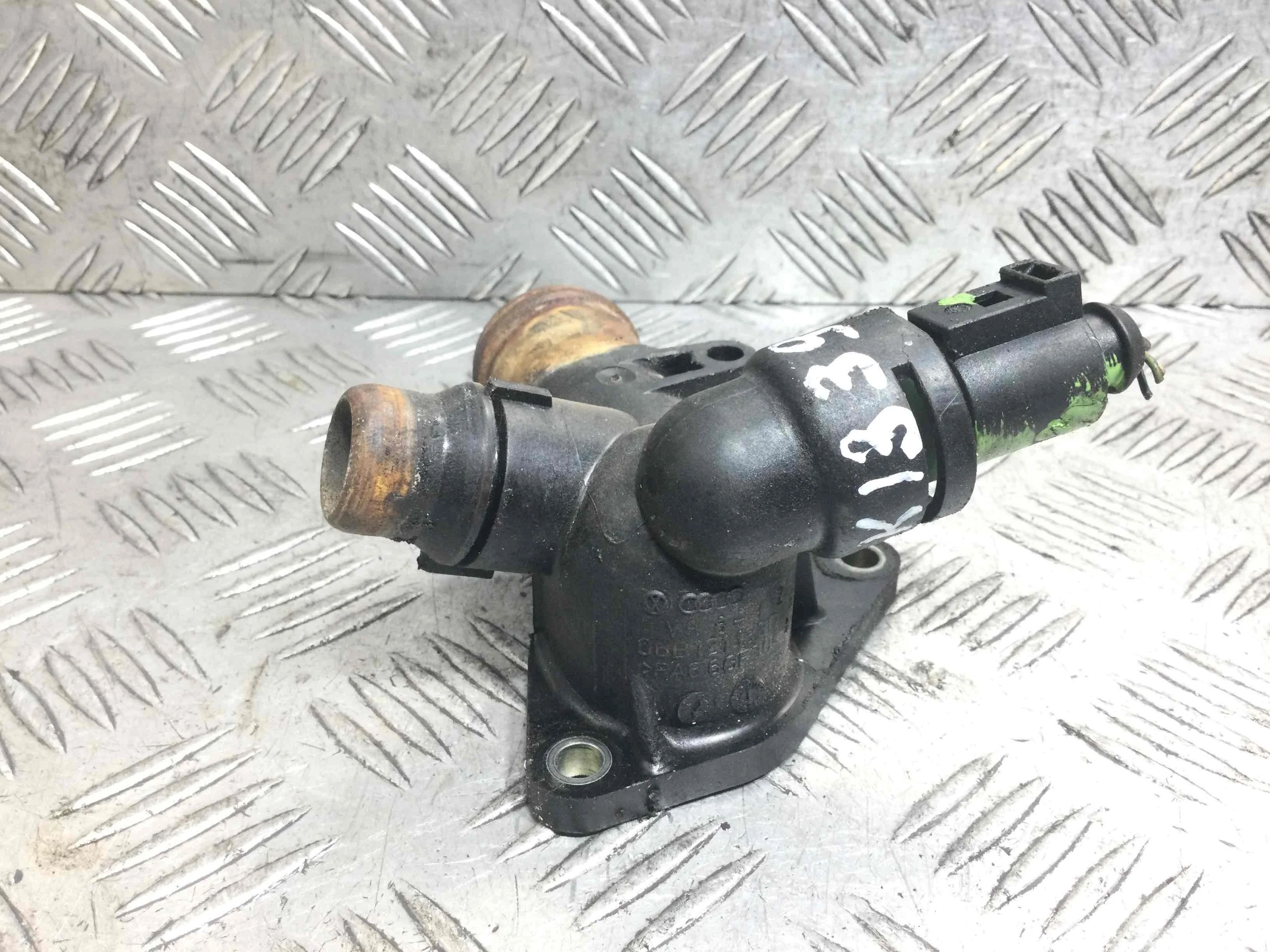 Фланец (тройник) системы охлаждения Audi A4 B7 (2004-2008) бензин 1.8 TFSI Механика Универсал