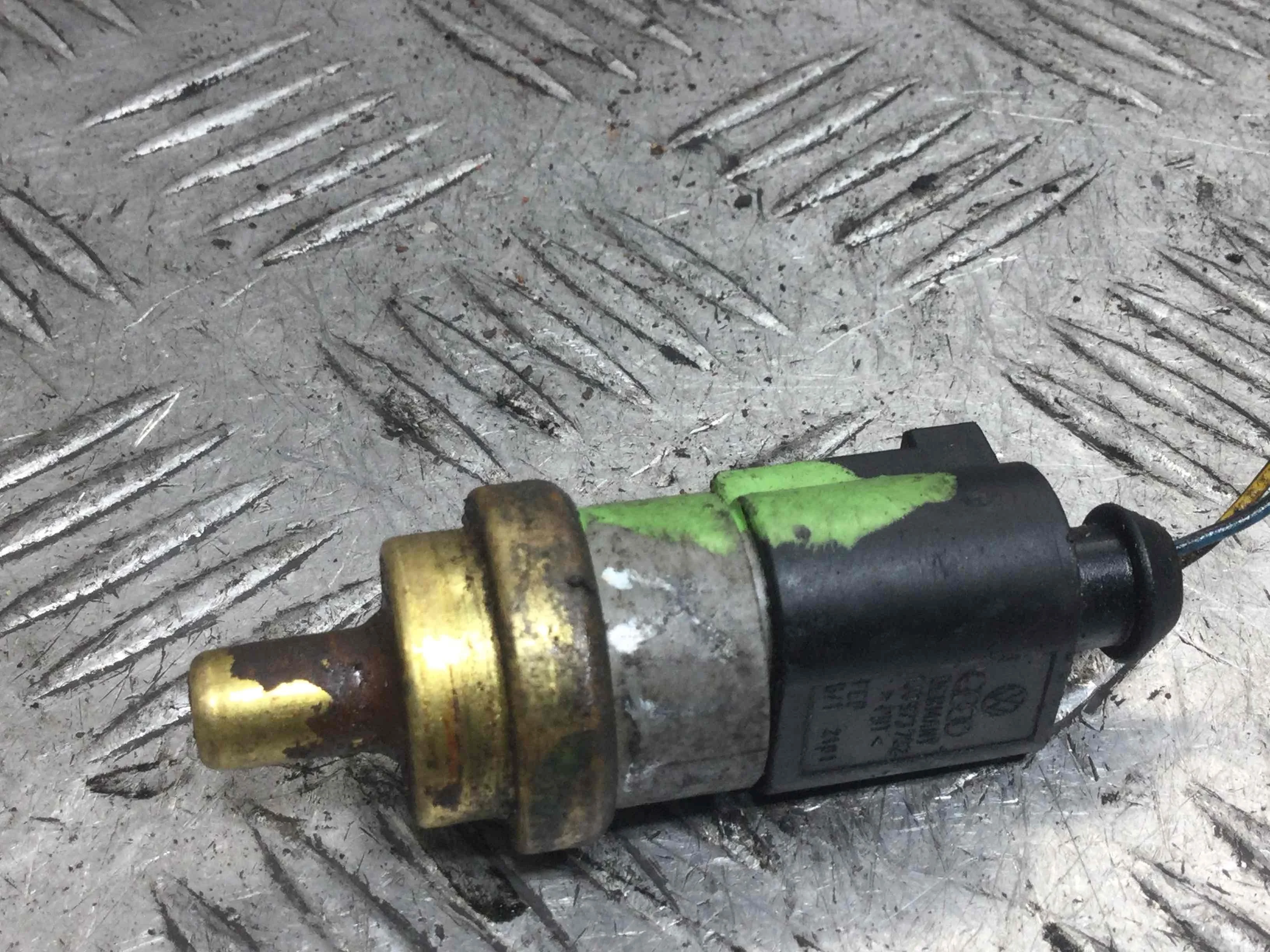 Датчик температуры охлаждающей жидкости Audi A4 B7 (2004-2008) бензин 1.8 TFSI Механика Универсал