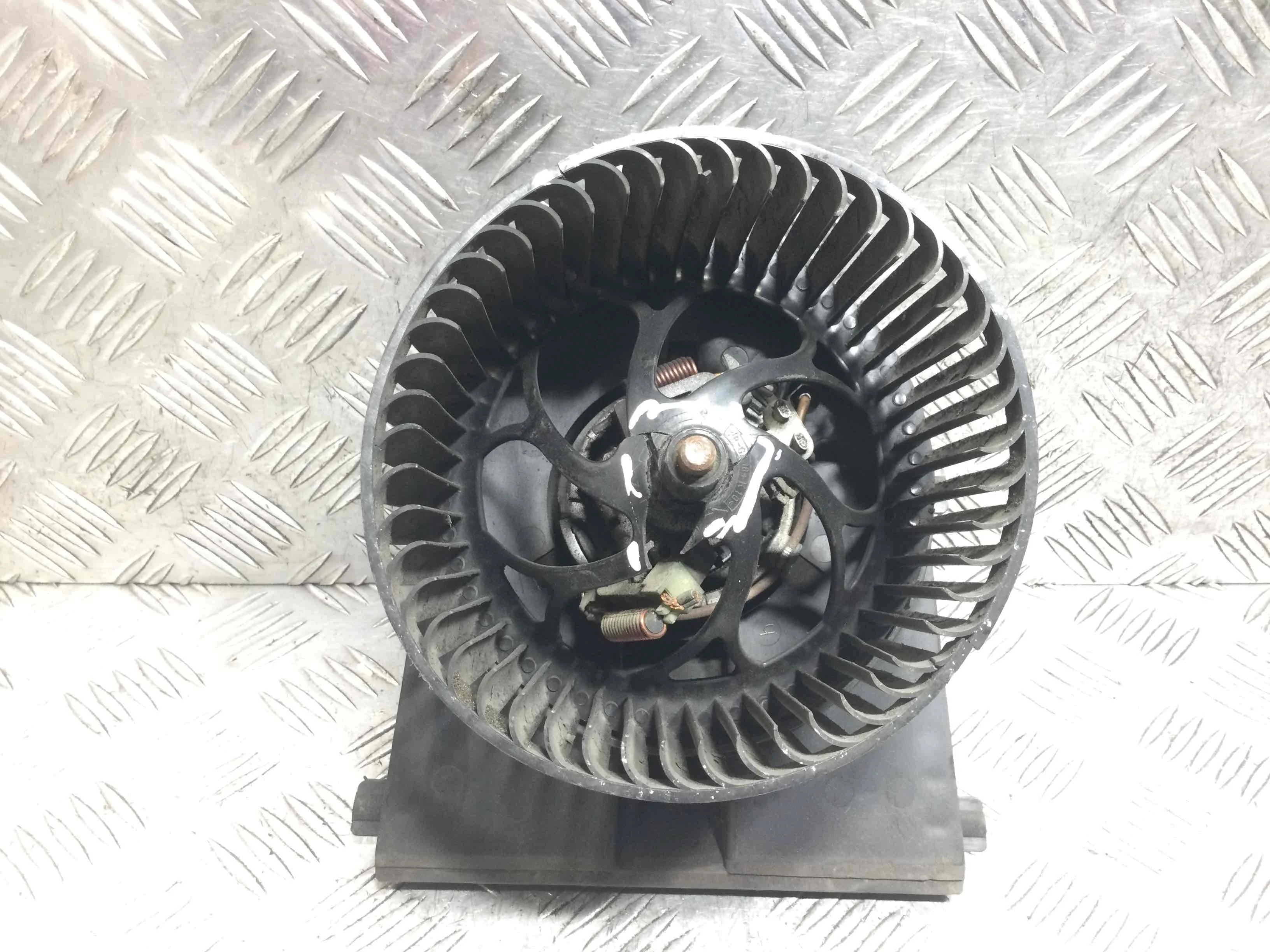 Моторчик печки Volkswagen Golf 4 поколение (1997-2004) бензин 1.6 i Автомат 5-дв, х/б