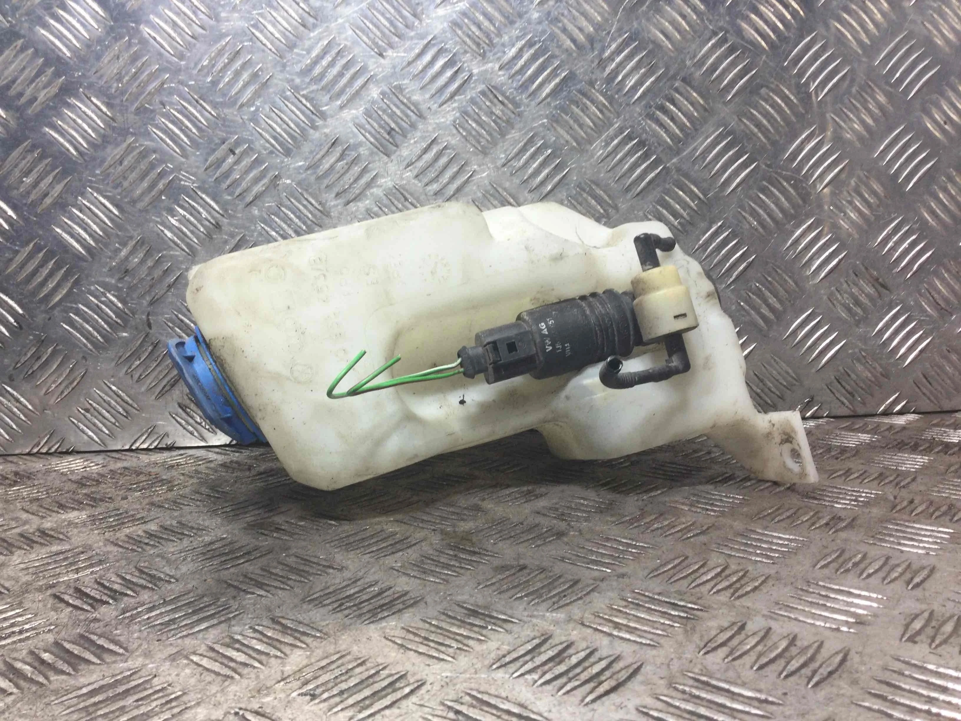 Бачок омывателя Volkswagen Golf 4 поколение (1997-2004) бензин 1.4 i Механика Универсал