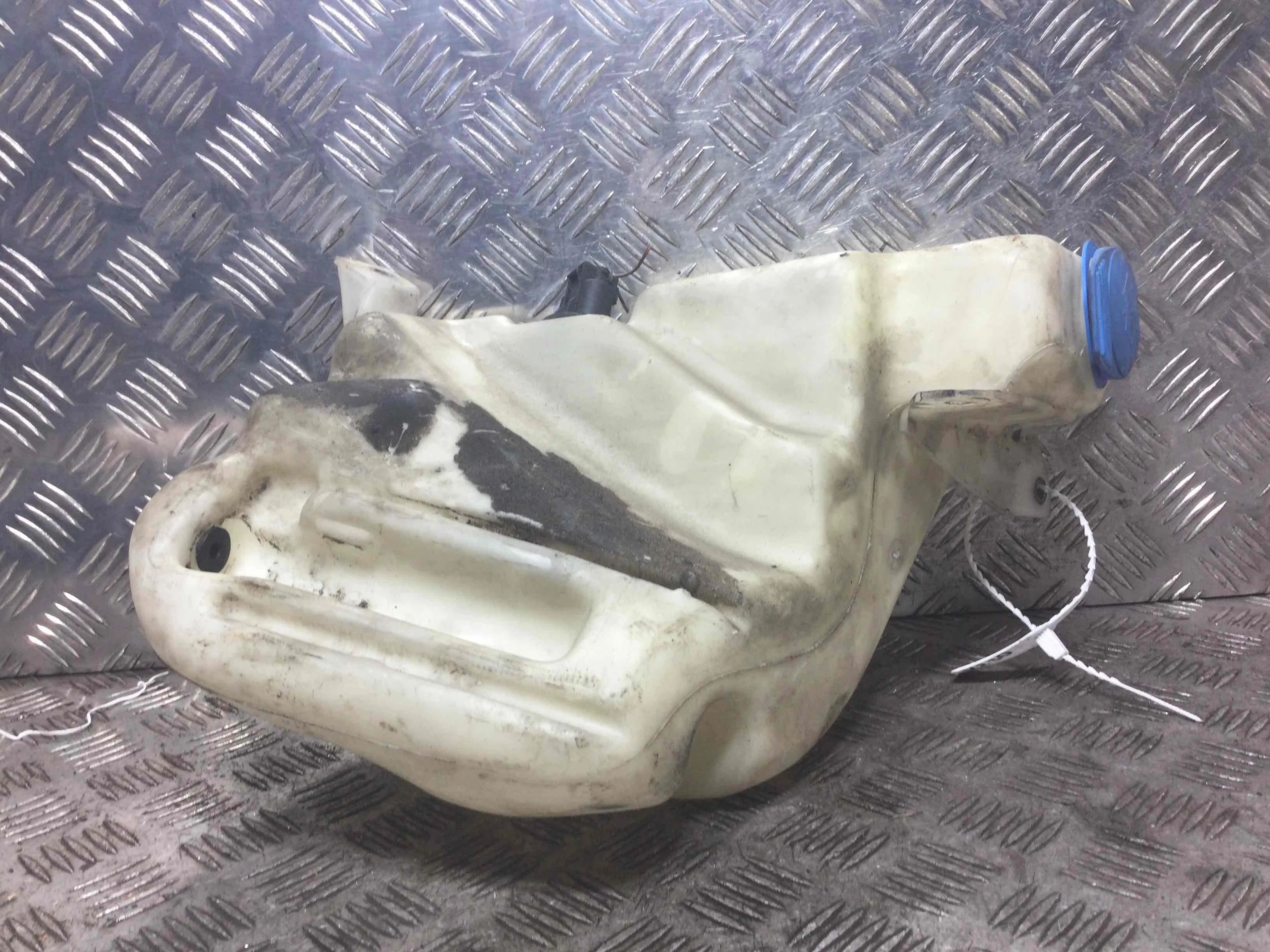 Бачок омывателя Audi A6 C5/4B (1997-2004) бензин 2.4 i Механика Универсал