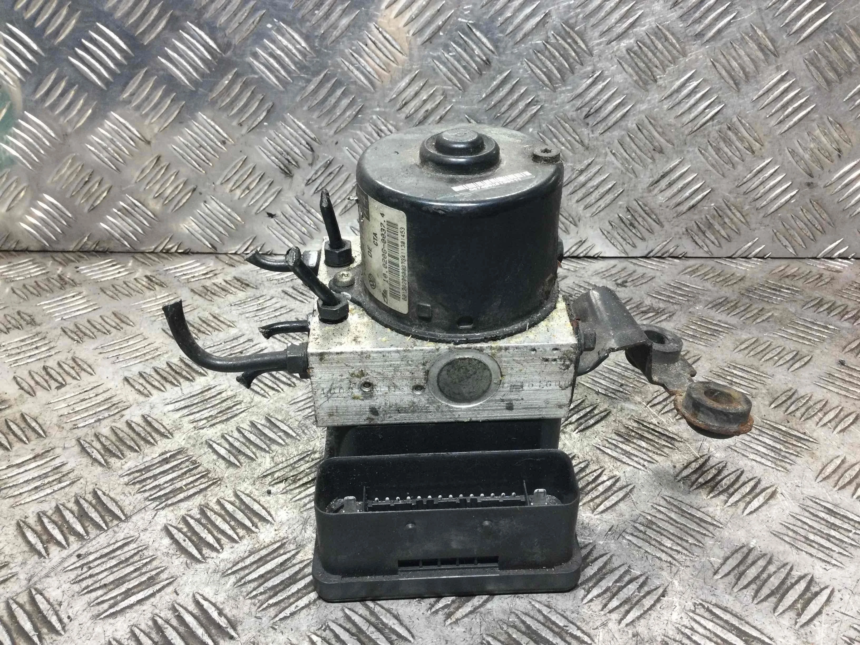 Блок управления ABS Volkswagen Golf 4 поколение (1997-2004) бензин 1.6 i Механика Х/б