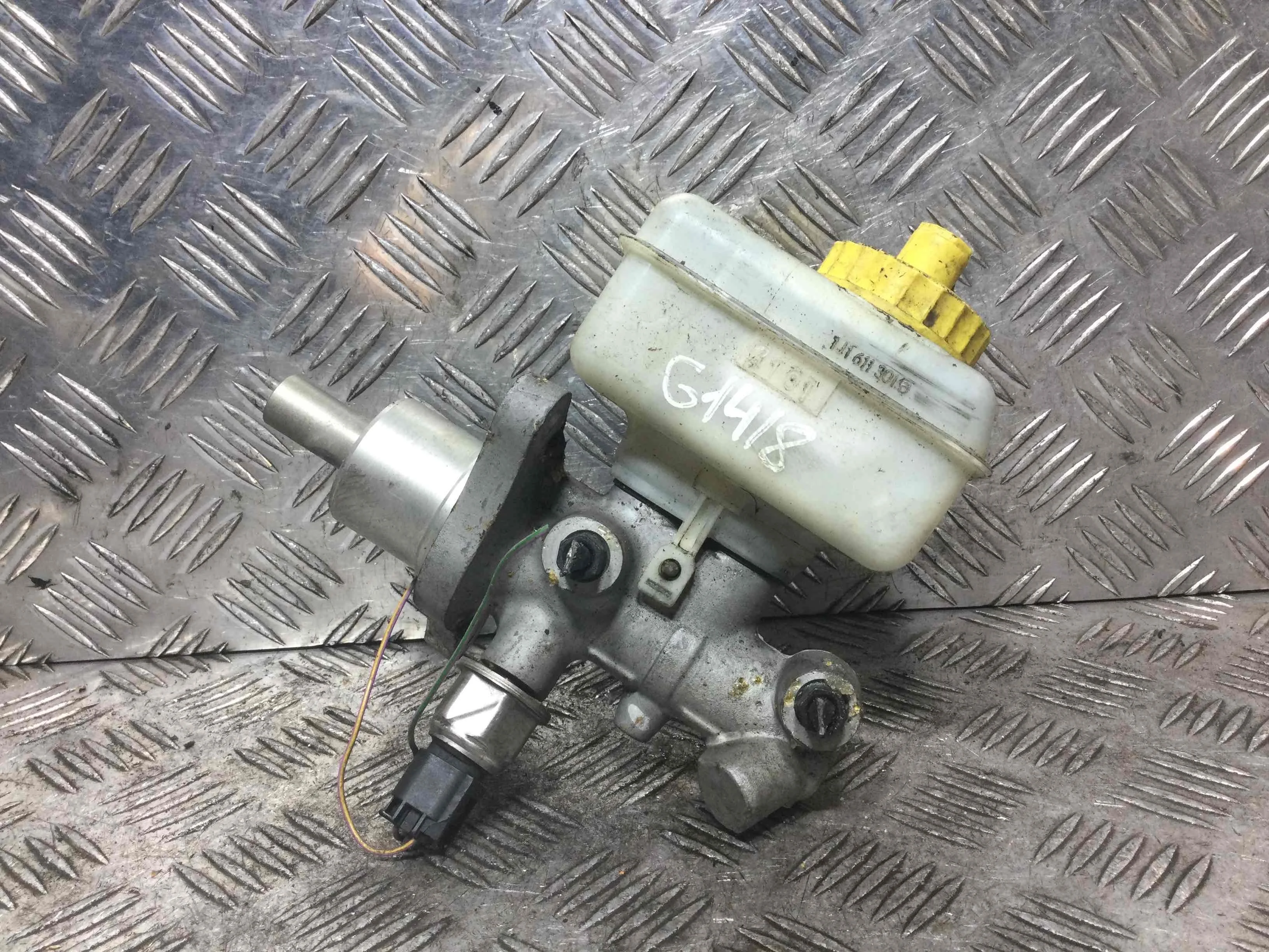 Цилиндр тормозной главный Volkswagen Golf 4 поколение (1997-2004) бензин 1.4 i Механика Х/б