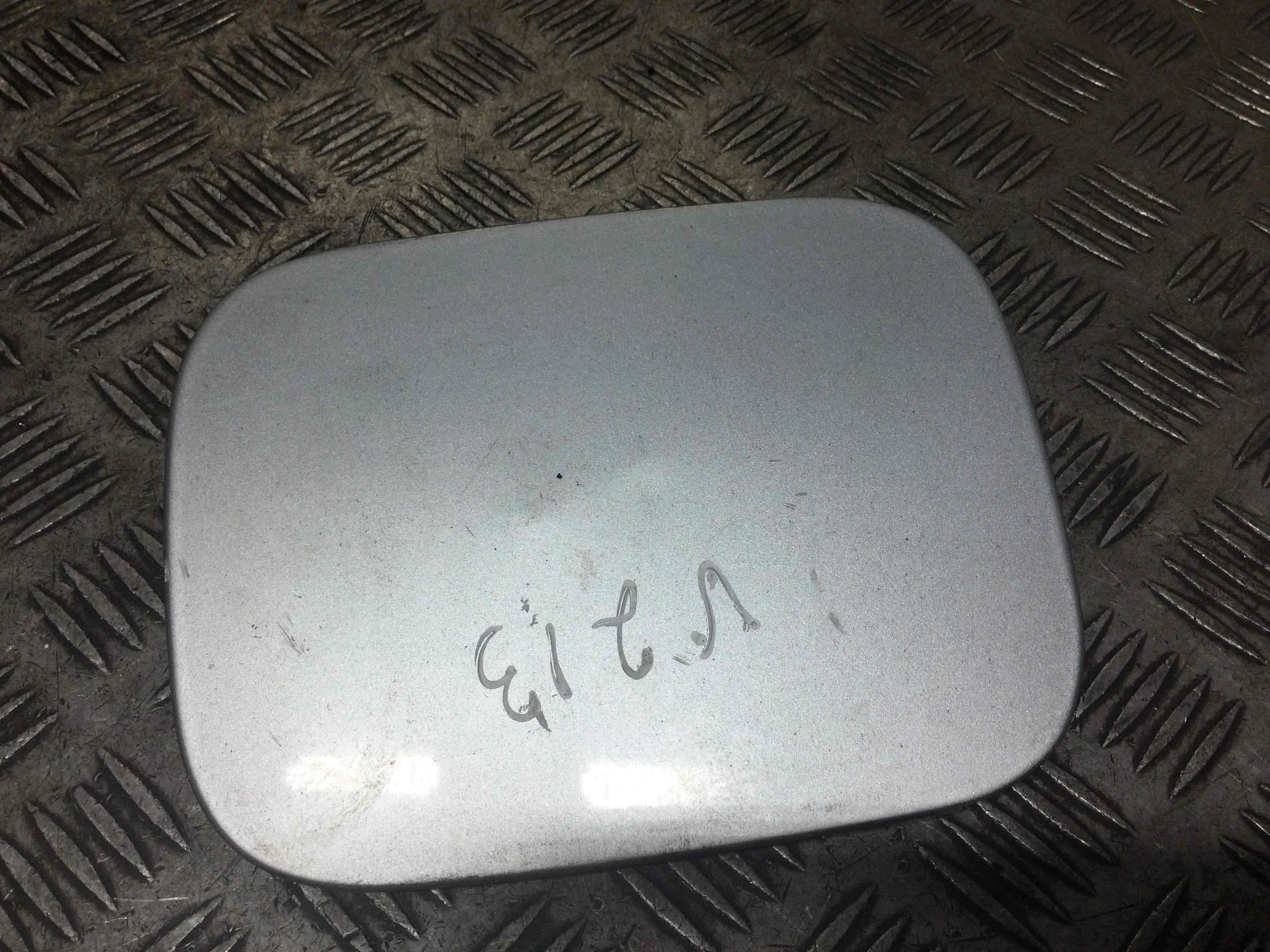 Лючок топливного бака Audi A6 C5/4B (1997-2004) бензин 2.4 i Механика Седан