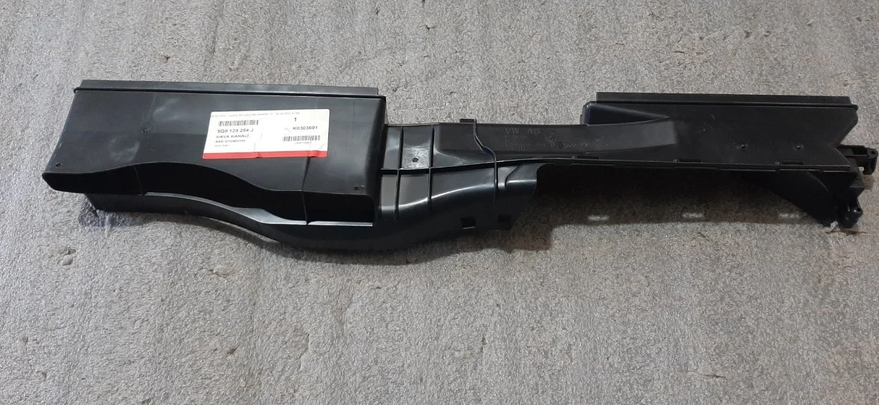 Воздухозаборник Skoda Octavia A7 5Q0129254J, передний