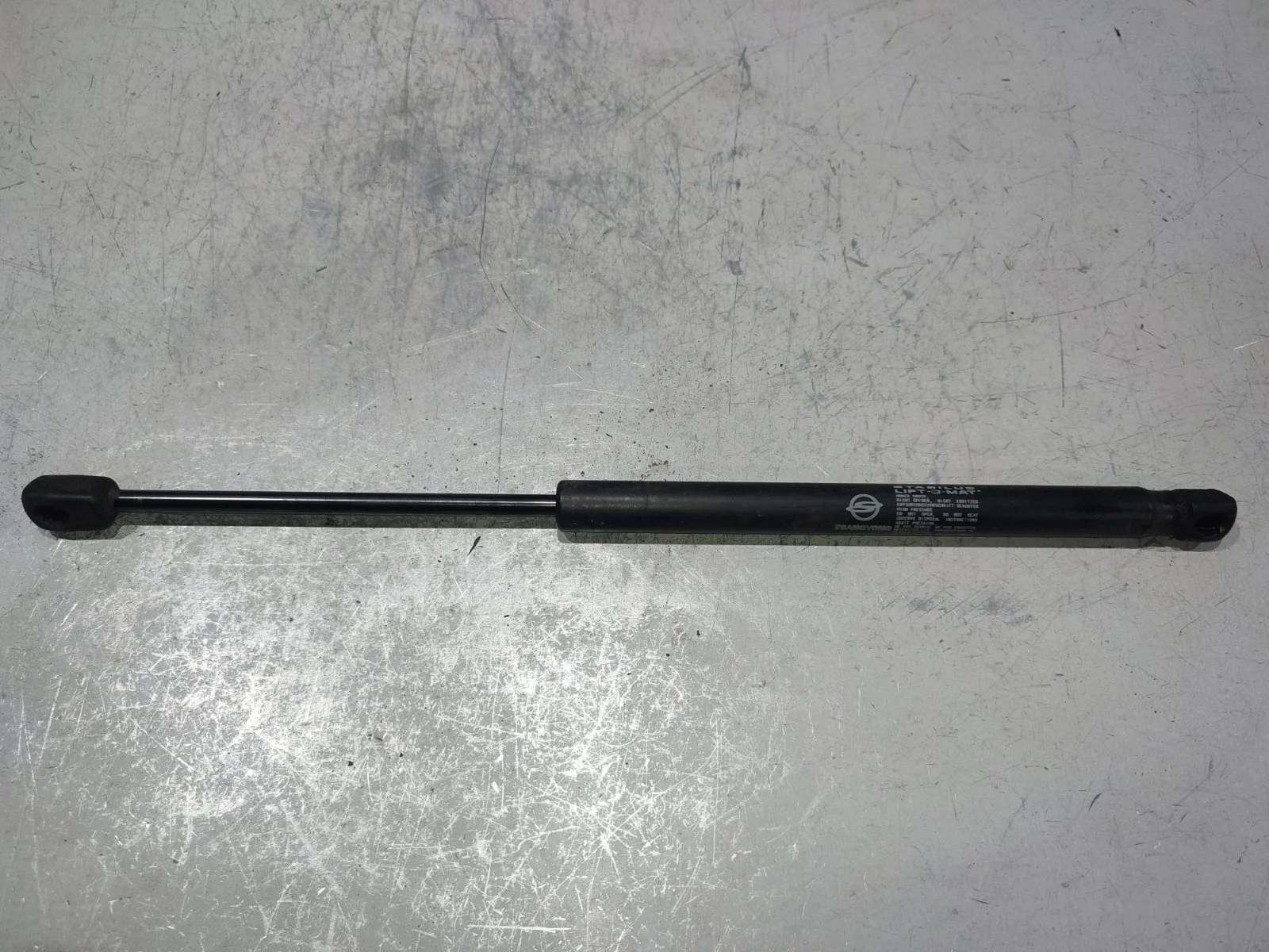 Амортизатор капота SsangYong Kyron 2009 D130