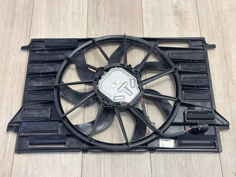 Вентилятор охлаждения сборе диффузором Audi Q7 2015- 4M