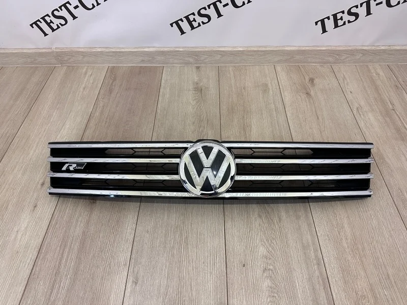 Решетка радиатора со значком VW Touareg FL 2014-2018 7P