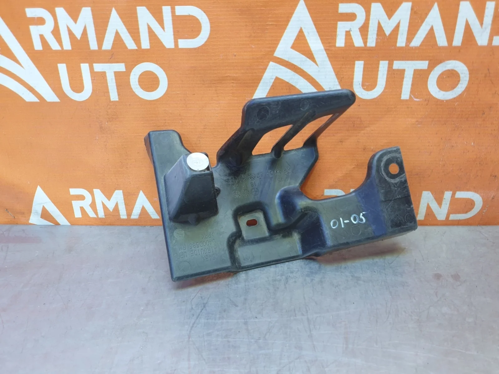 Кронштейн решетки радиатора верхний Mitsubishi Outlander 2012-нв 3