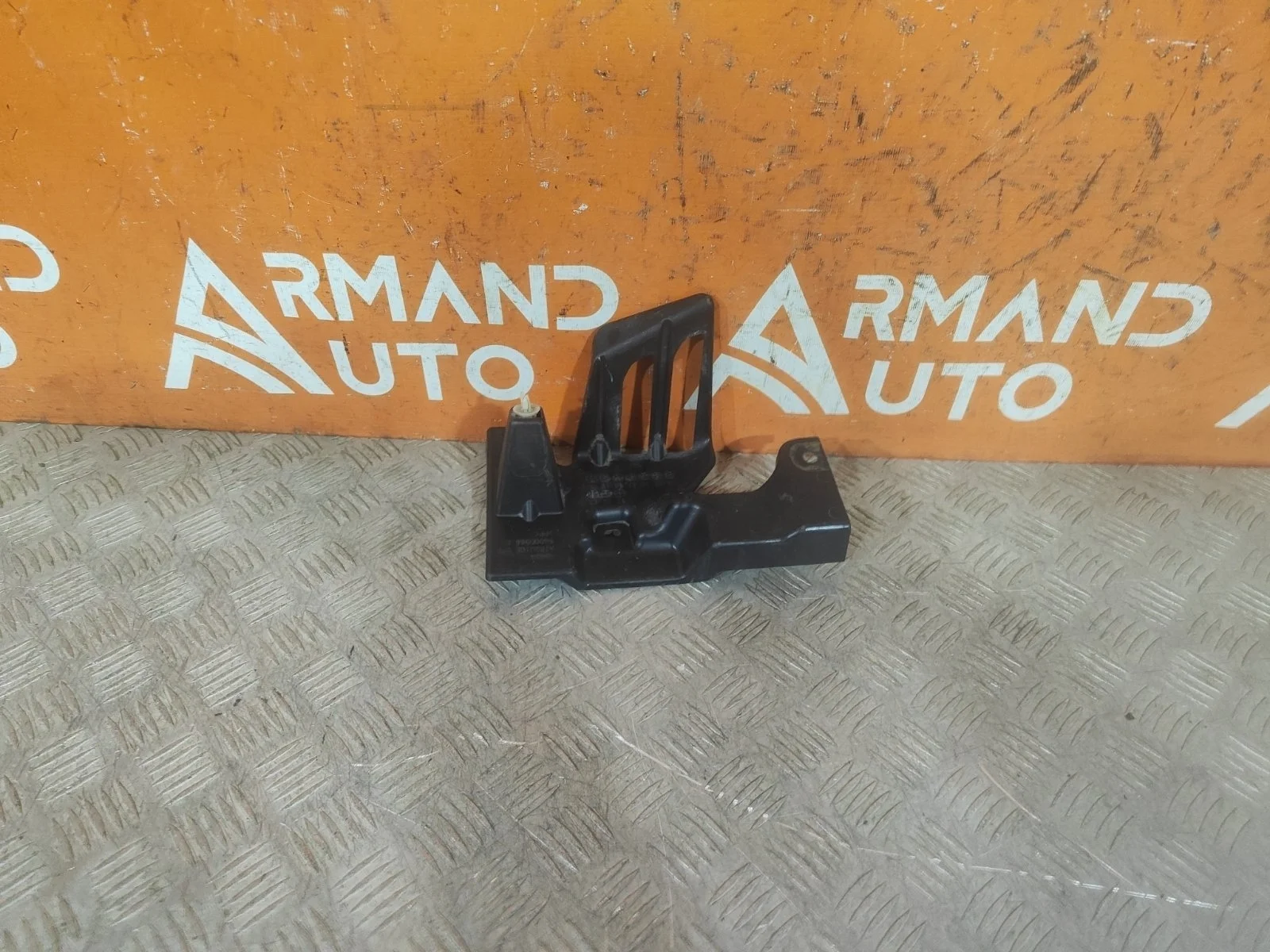 Кронштейн решетки радиатора верхний Mitsubishi Outlander 2012-нв 3