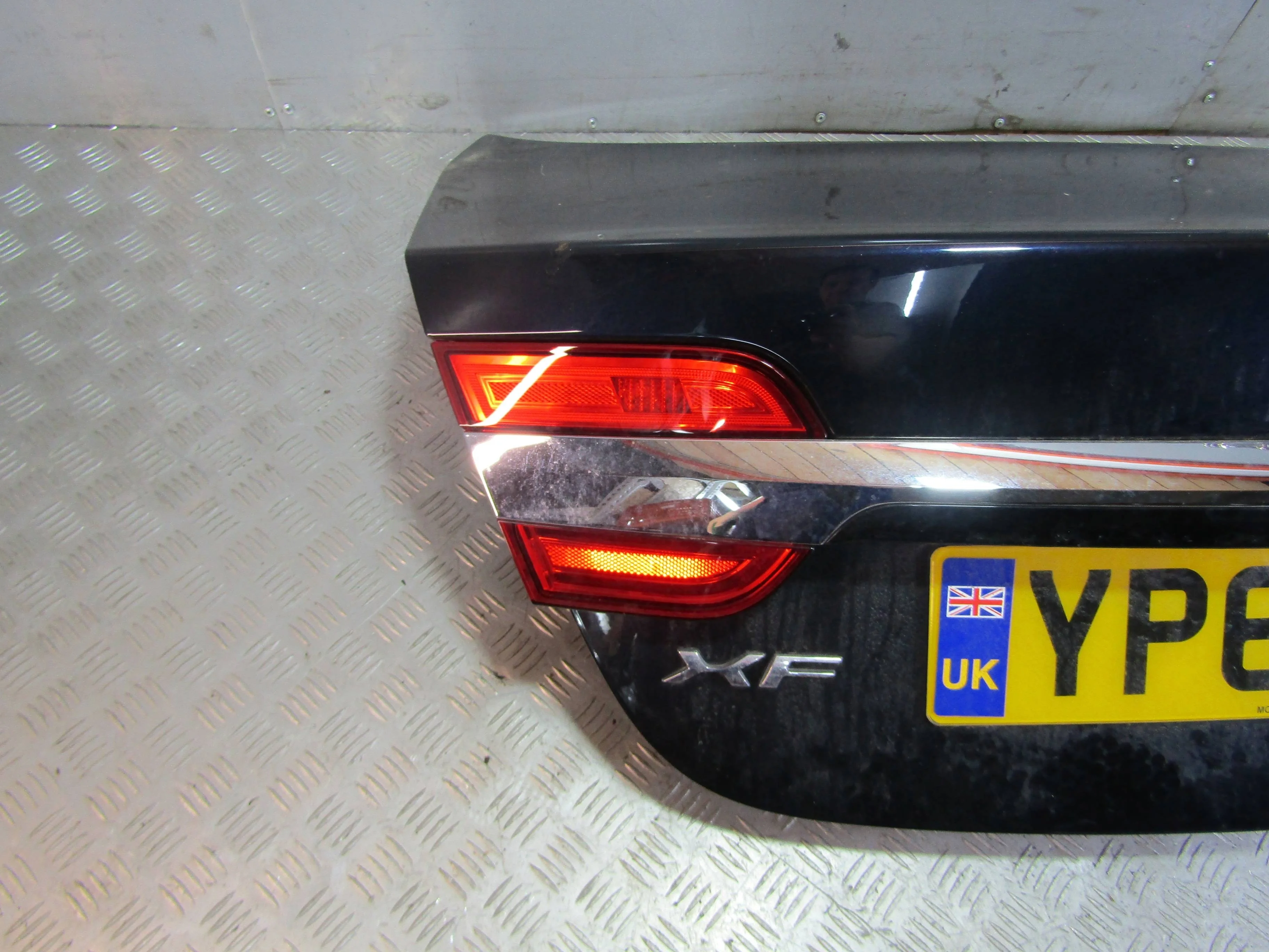 Фонарь внутренний левый JAGUAR XF I рестайлинг (2