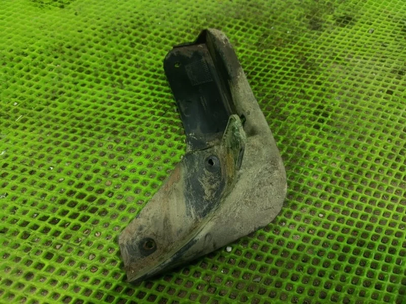 Брызговик передний левый Лада Vesta 2017 8450008253 СЕДАН 21179