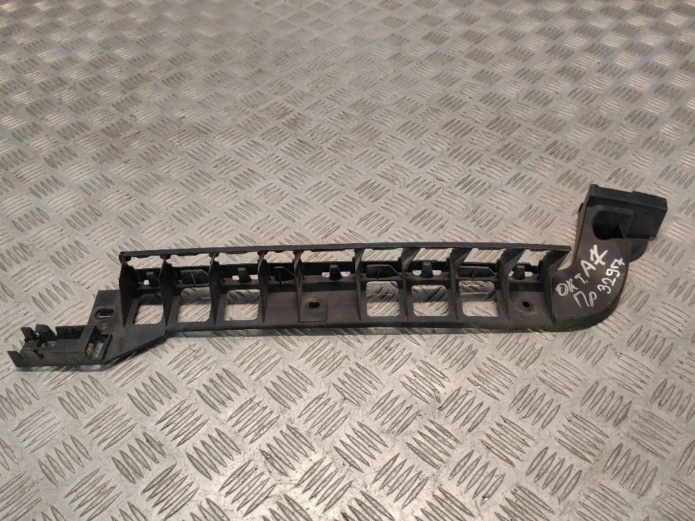 Кронштейн заднего бампера правый Skoda Octavia III