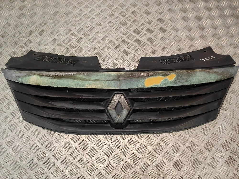 Решетка радиатора Renault Logan