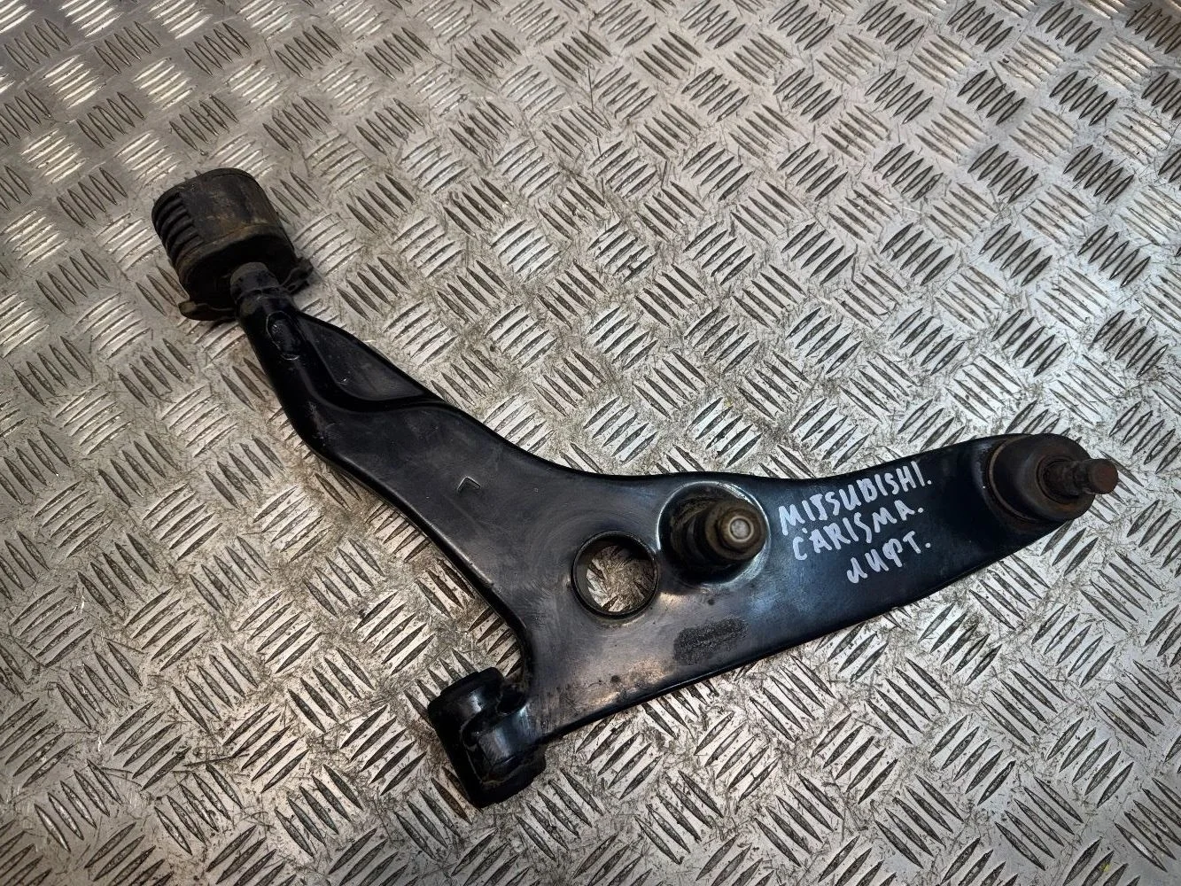 Рычаг передний  левый Mitsubishi Carisma