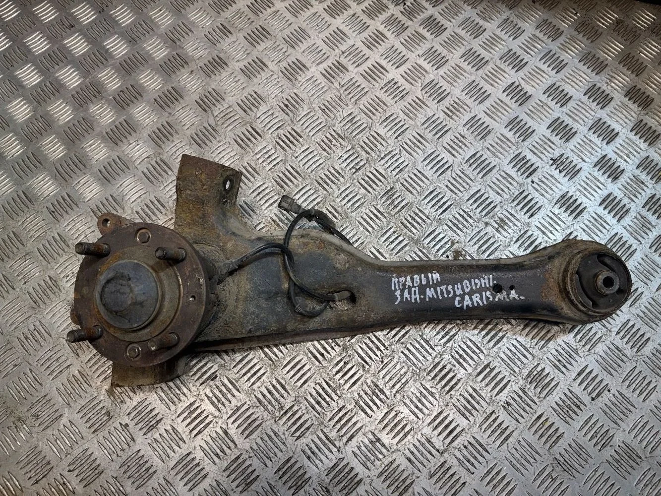 Рычаг задний правый Mitsubishi Carisma