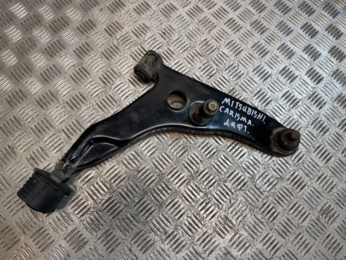 Рычаг передний  правый mitsubishi Carisma