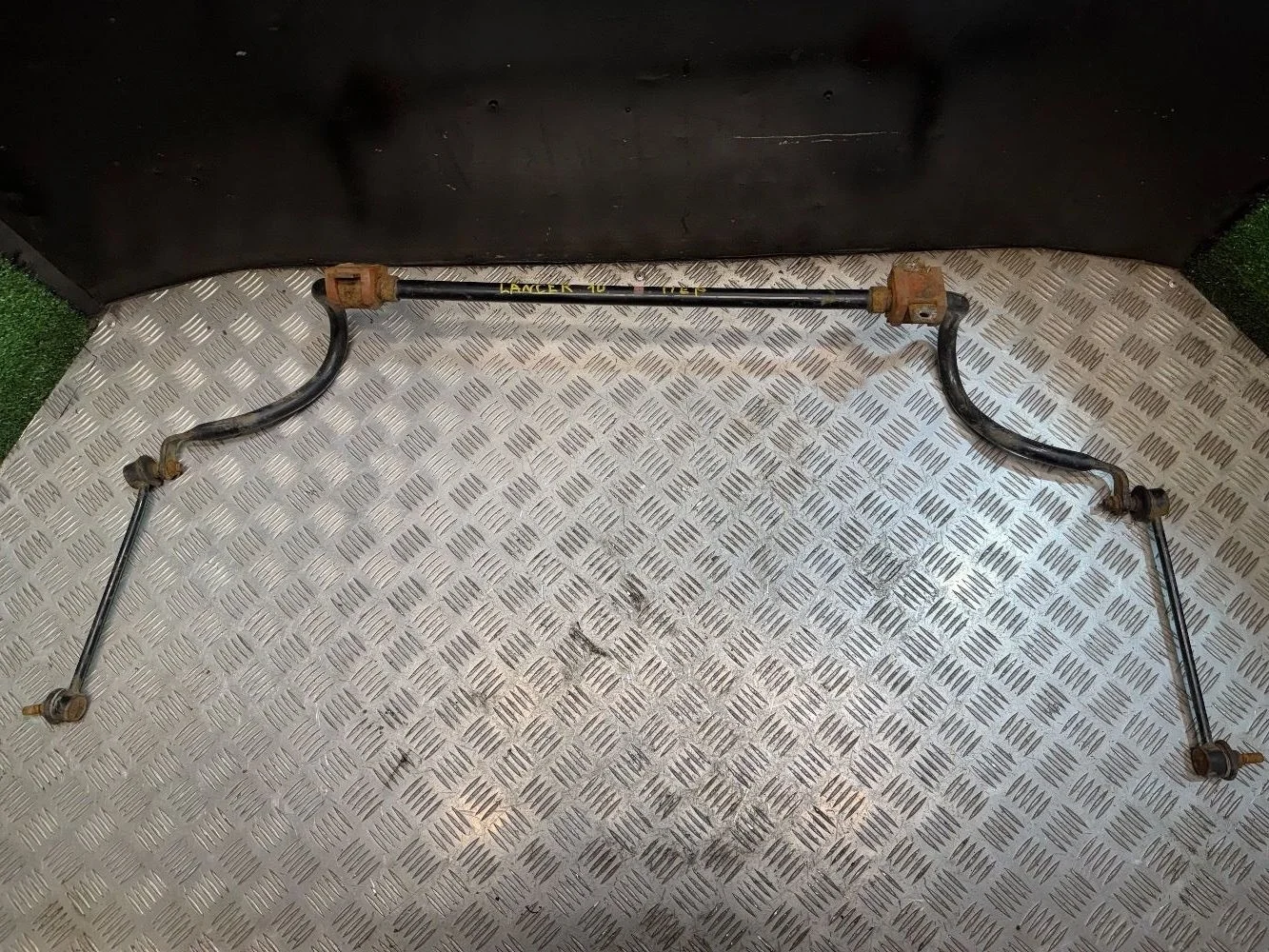 Передний стабилизатор на Mitsubishi Lanser 10