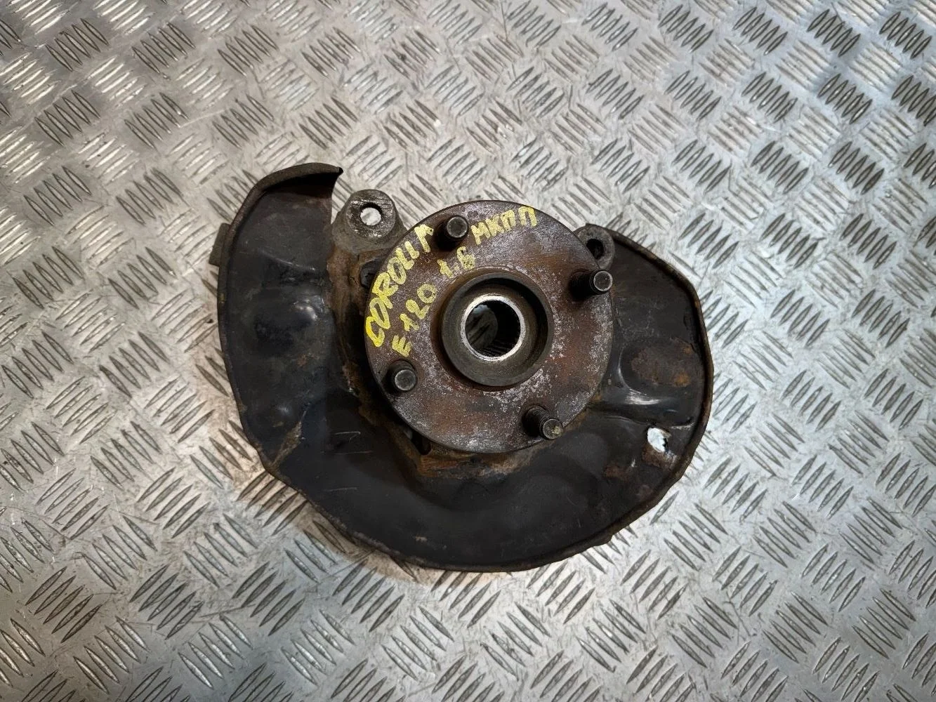 Кулак поворотный передний правый  Corolla е 120