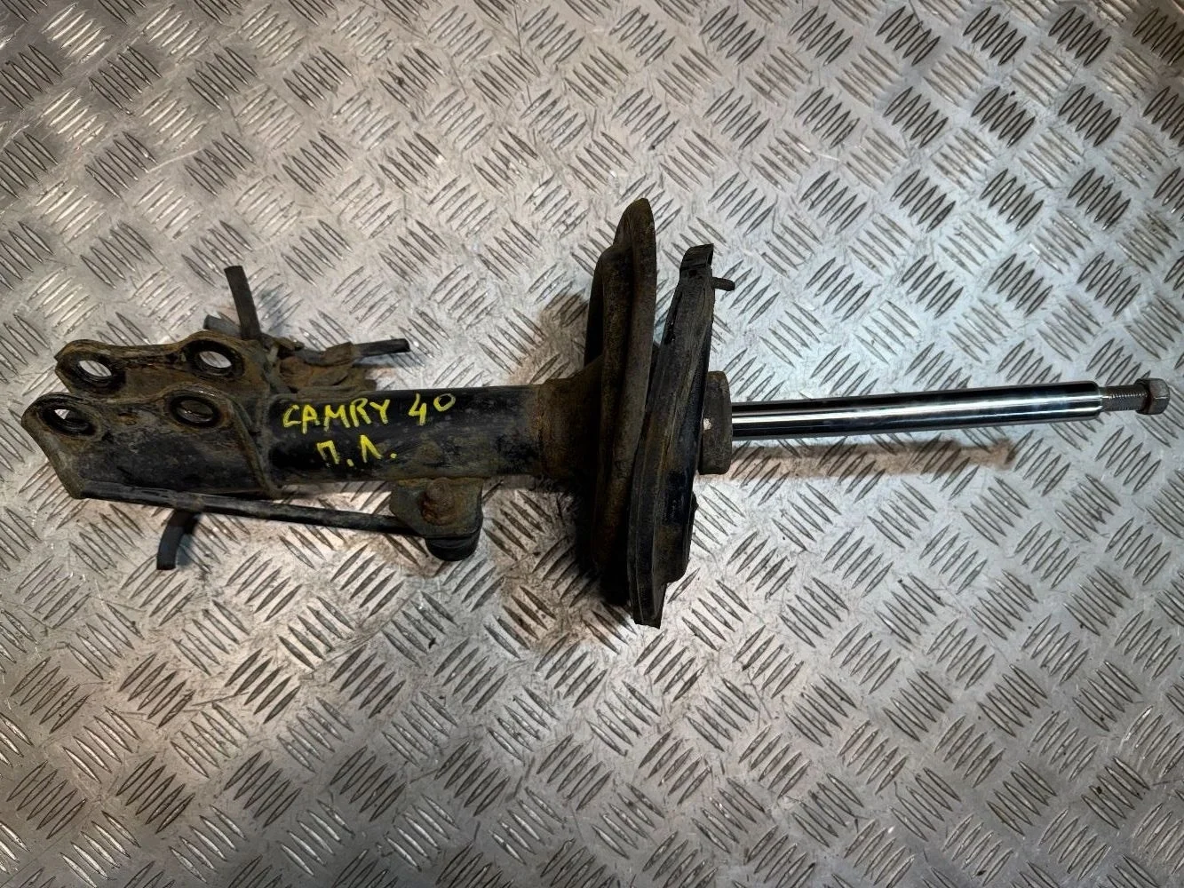 Стойка передняя правая Toyota Camry 40