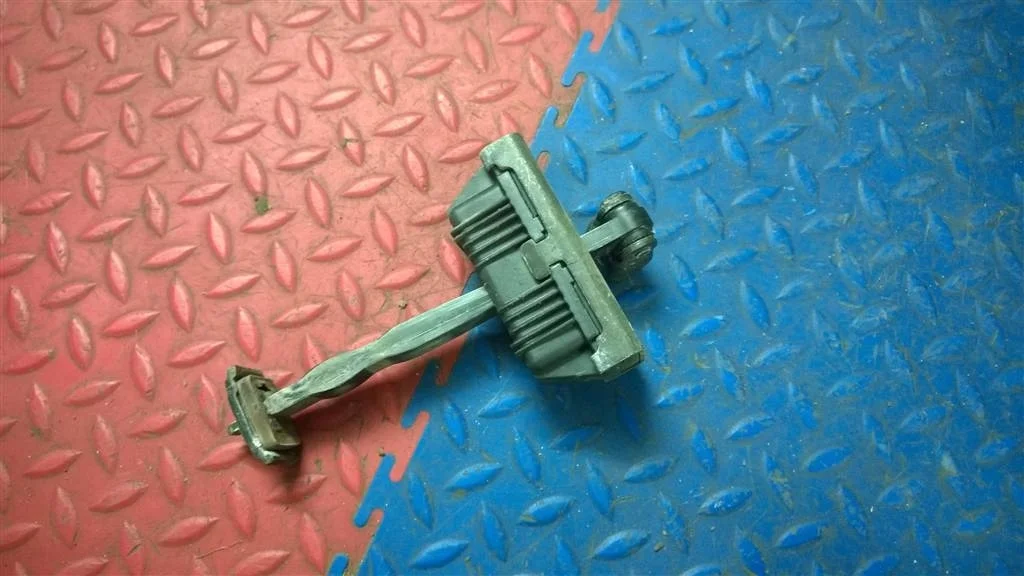 ограничитель двери BMW X3 E83  M54B30 231лс 3.0i