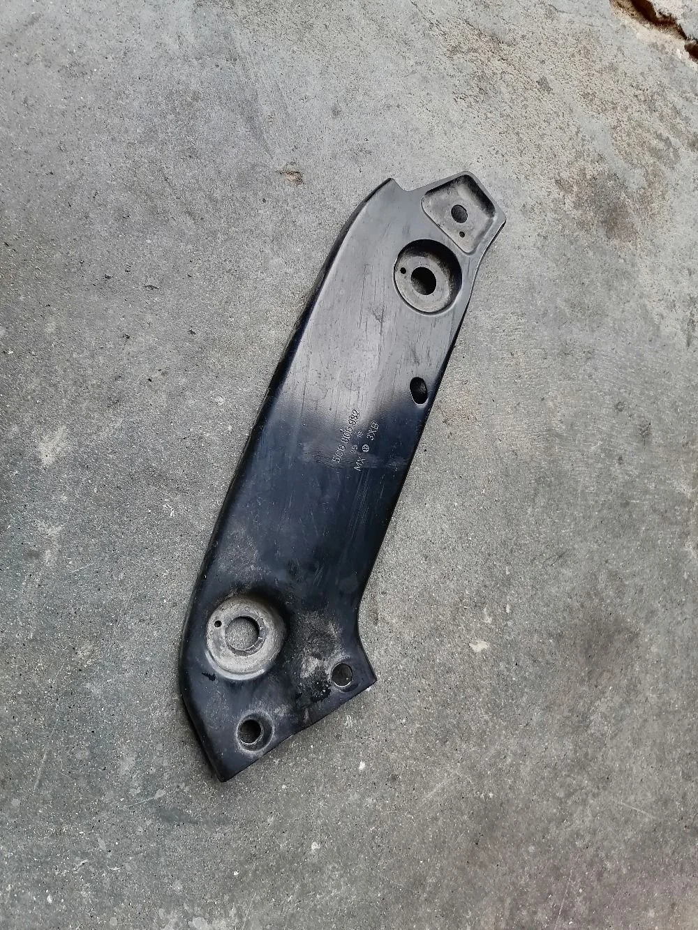 Кронштейн фары/передней панели прав Volkswagen Jetta VI (2010—2015)