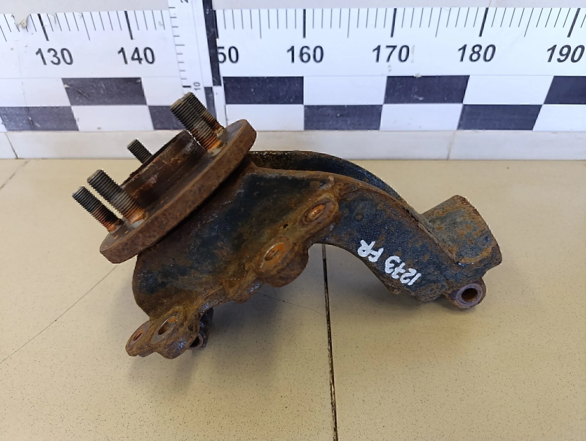 Кулак поворотный передний правый Kuga 2012>