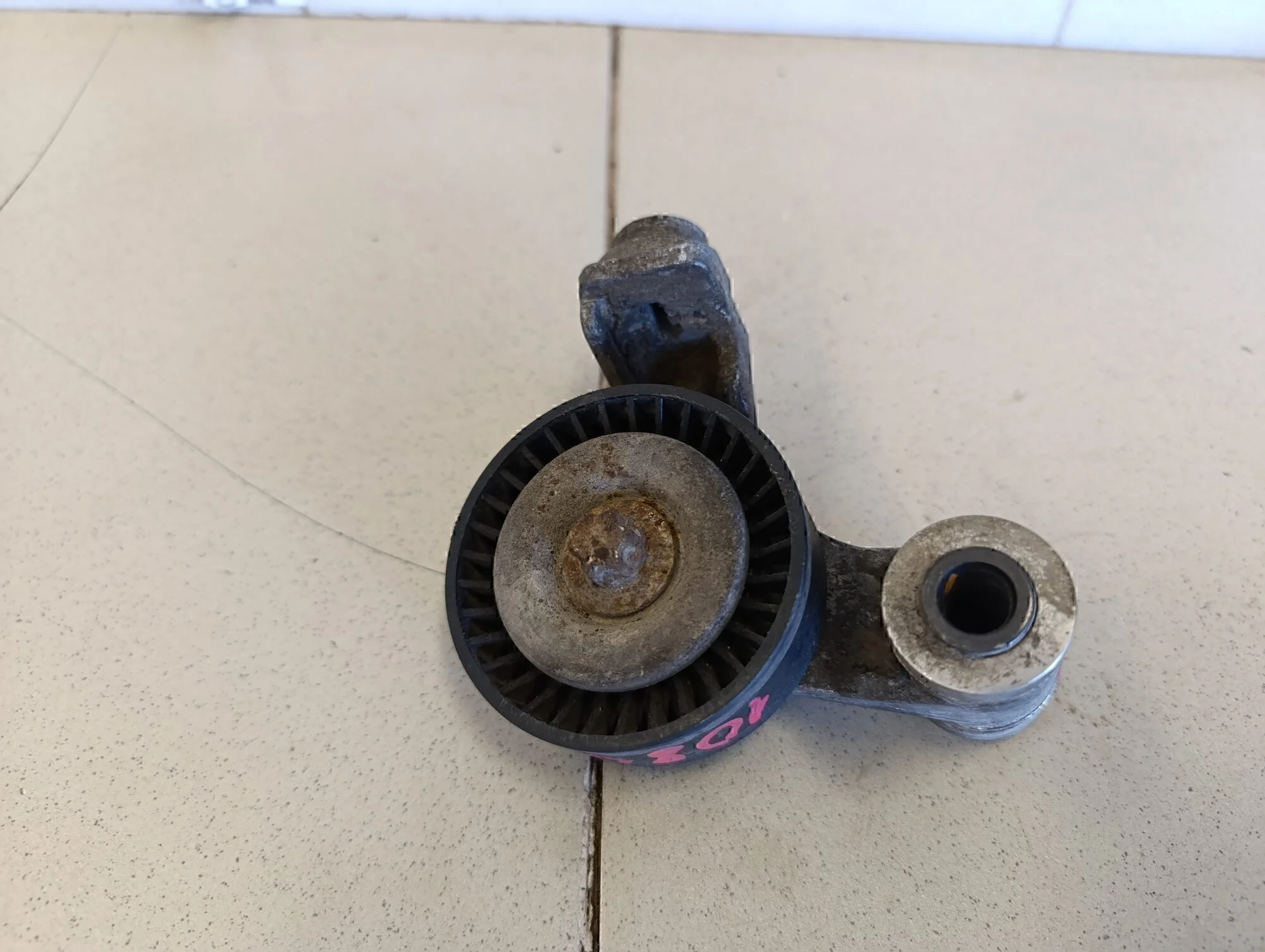 Ролик руч.ремня с кронштейном Astra H / Family 2004-2015