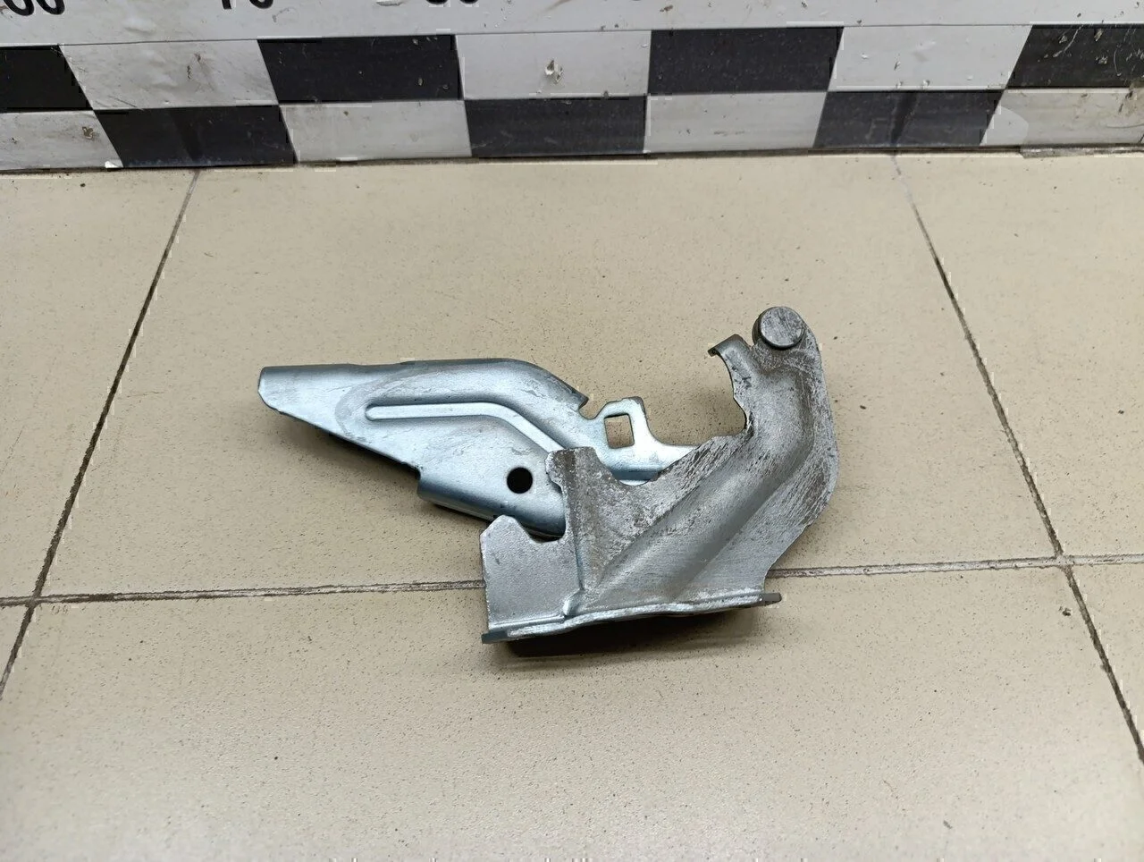 Петля капота левая Lancer (CX,CY) 2007>