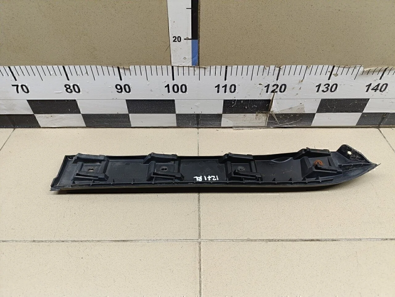 Направляющая заднего бампера левая Jetta 2006-2011