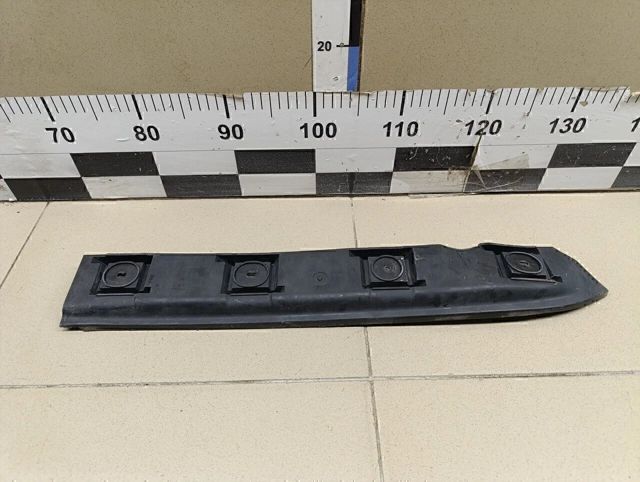 Направляющая заднего бампера правая Jetta 2006-2011