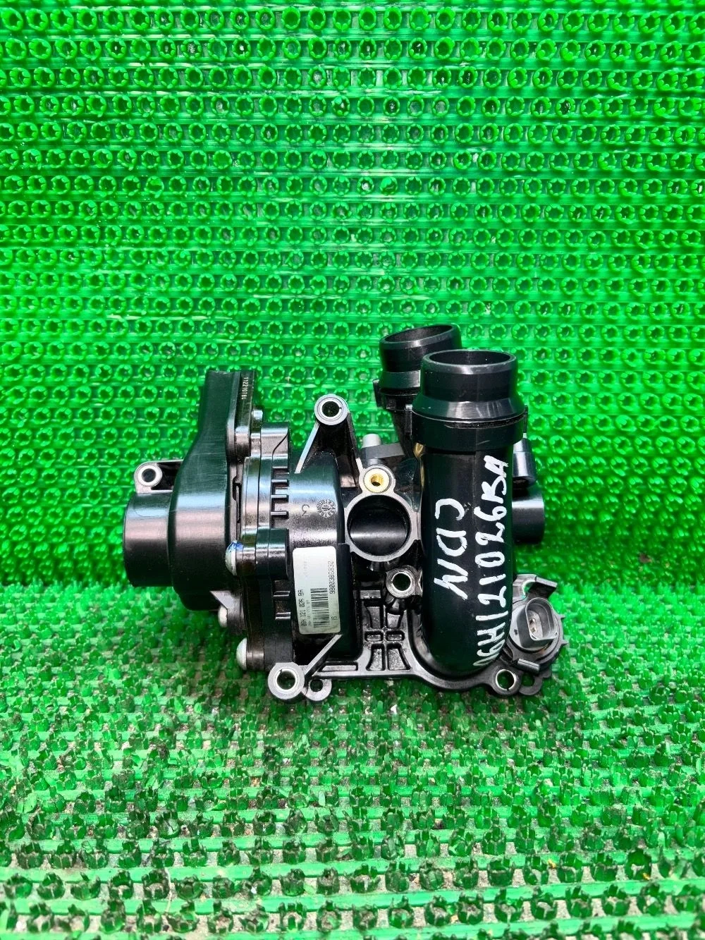 Корпус термостата с насосом ОЖ 06H121026BA Passat B7 (2010—2015) В наличии