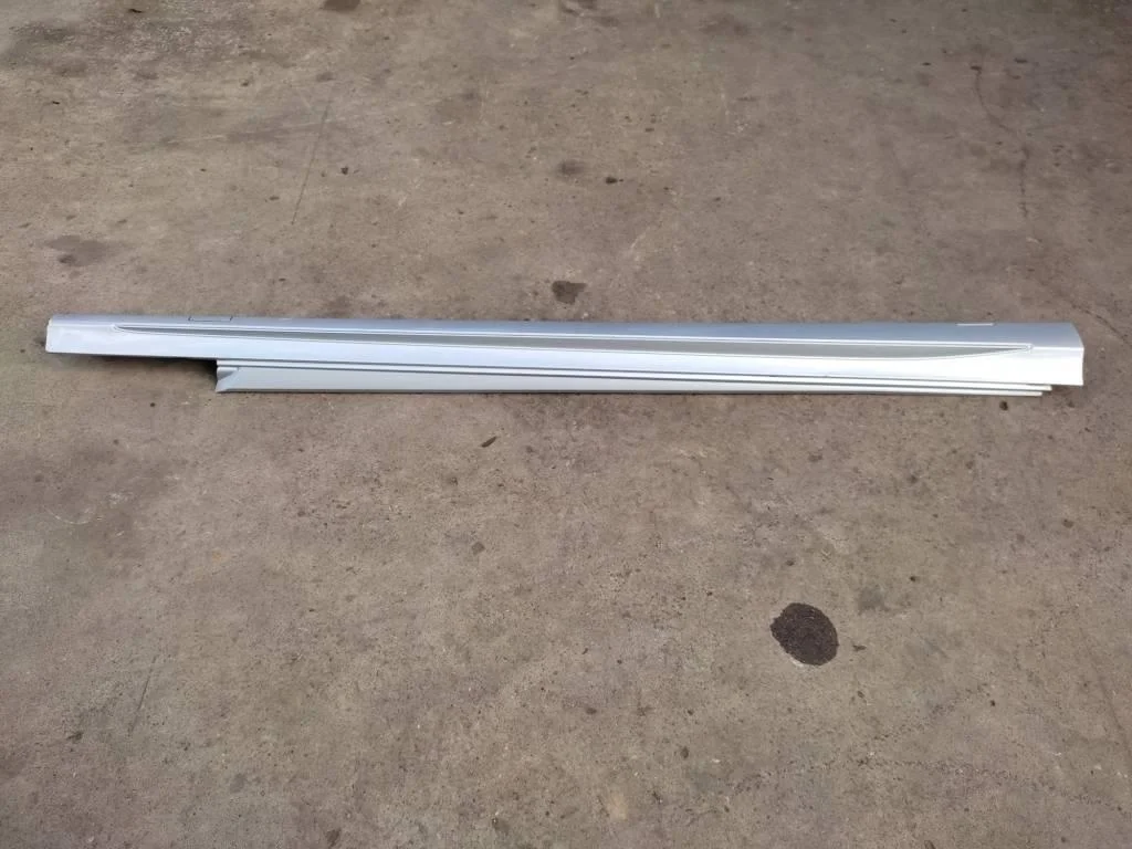 Порог пластиковый правый Mercedes-Benz