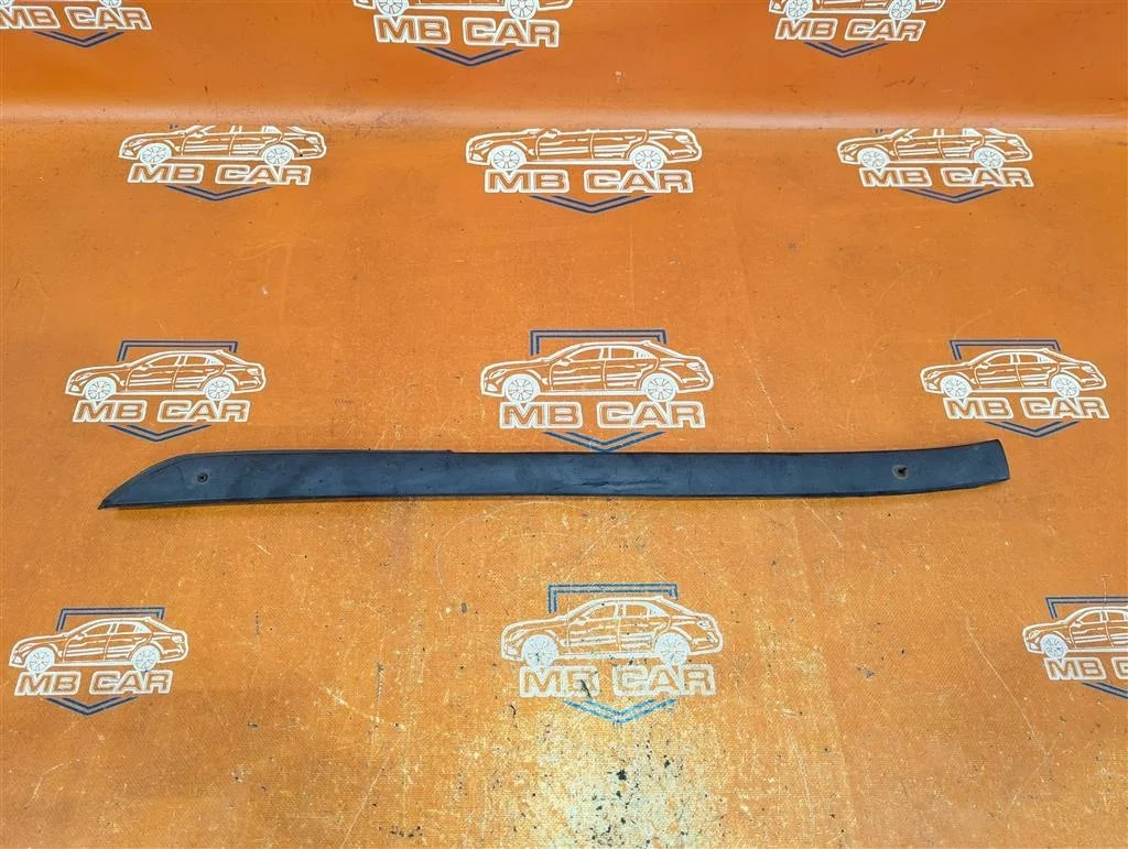 Молдинг лобового стекла Mercedes-Benz