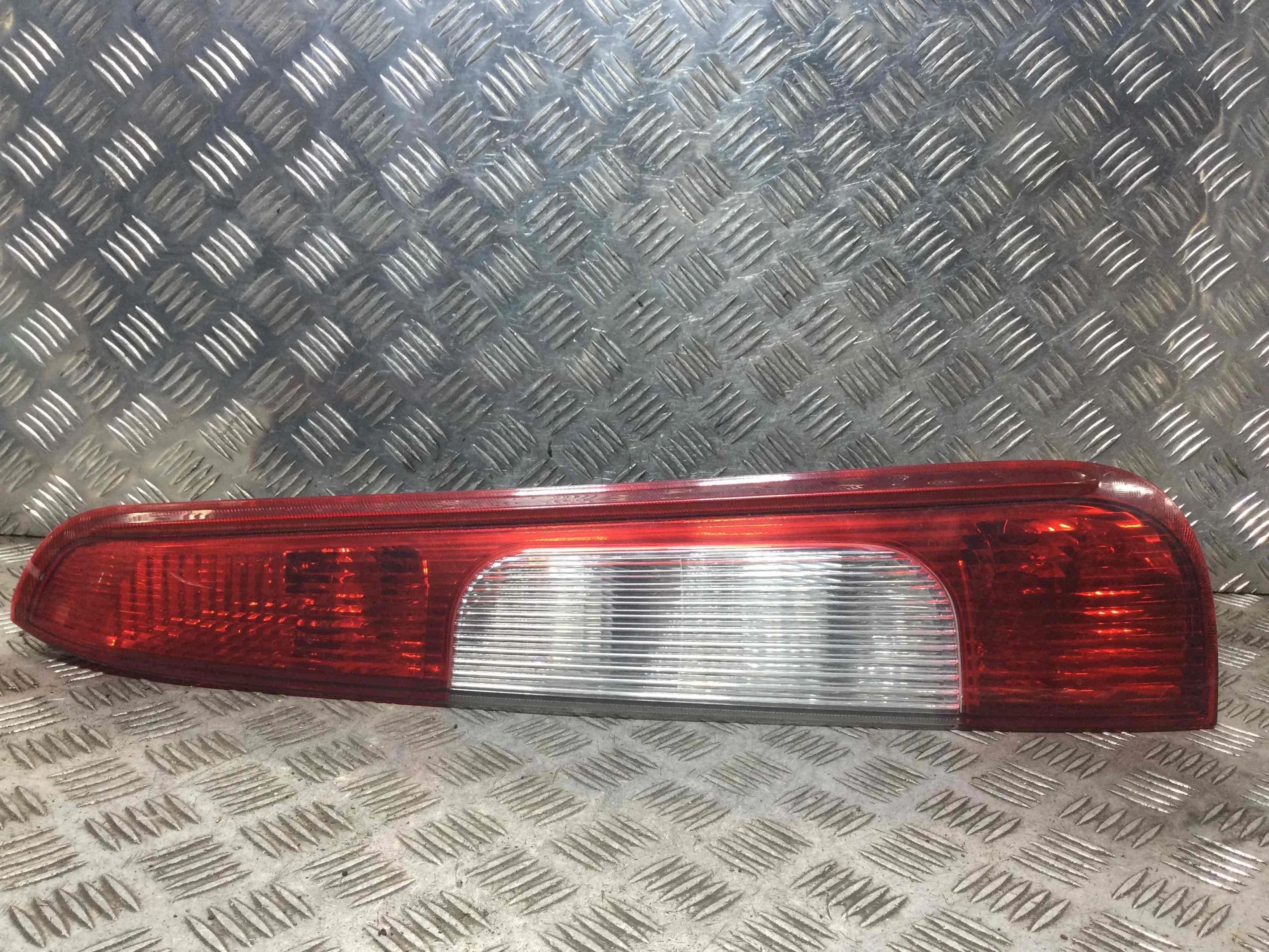 Фонарь задний правый Ford C-MAX 1 поколение (2003-2007) бензин 1.8 i Механика Минивэн