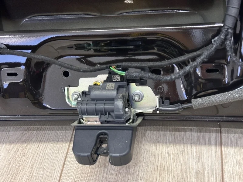 Замок крышки багажника с доводчиком VW Touareg 3 2019- CR7