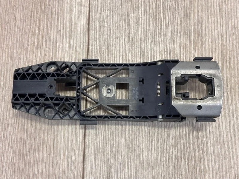 Кронштейн ручки двери VW Amarok 2010-2021 2H