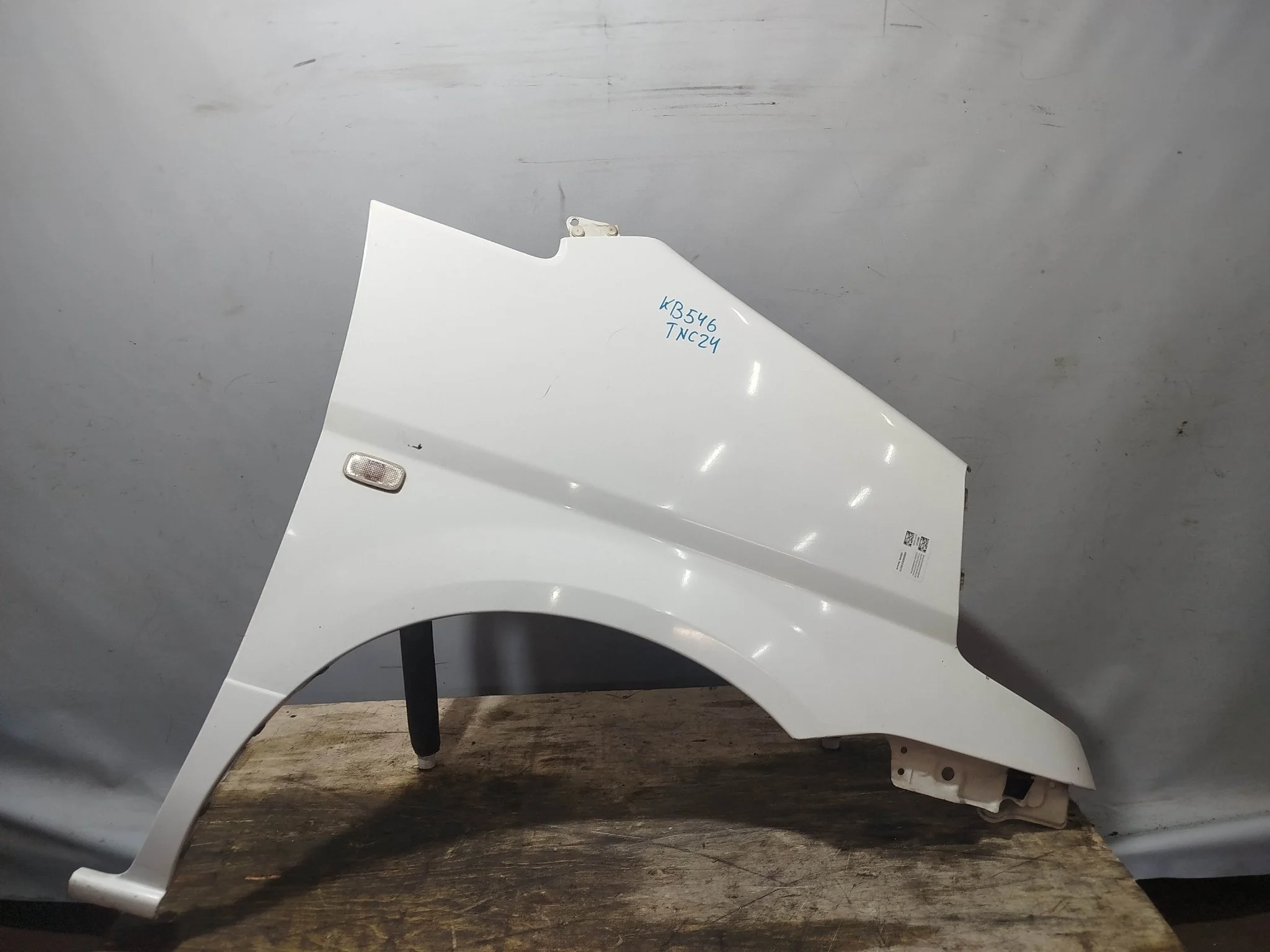 КРЫЛО NISSAN 631004N050 ПЕРЕД ПРАВО белый, QM1 KB546