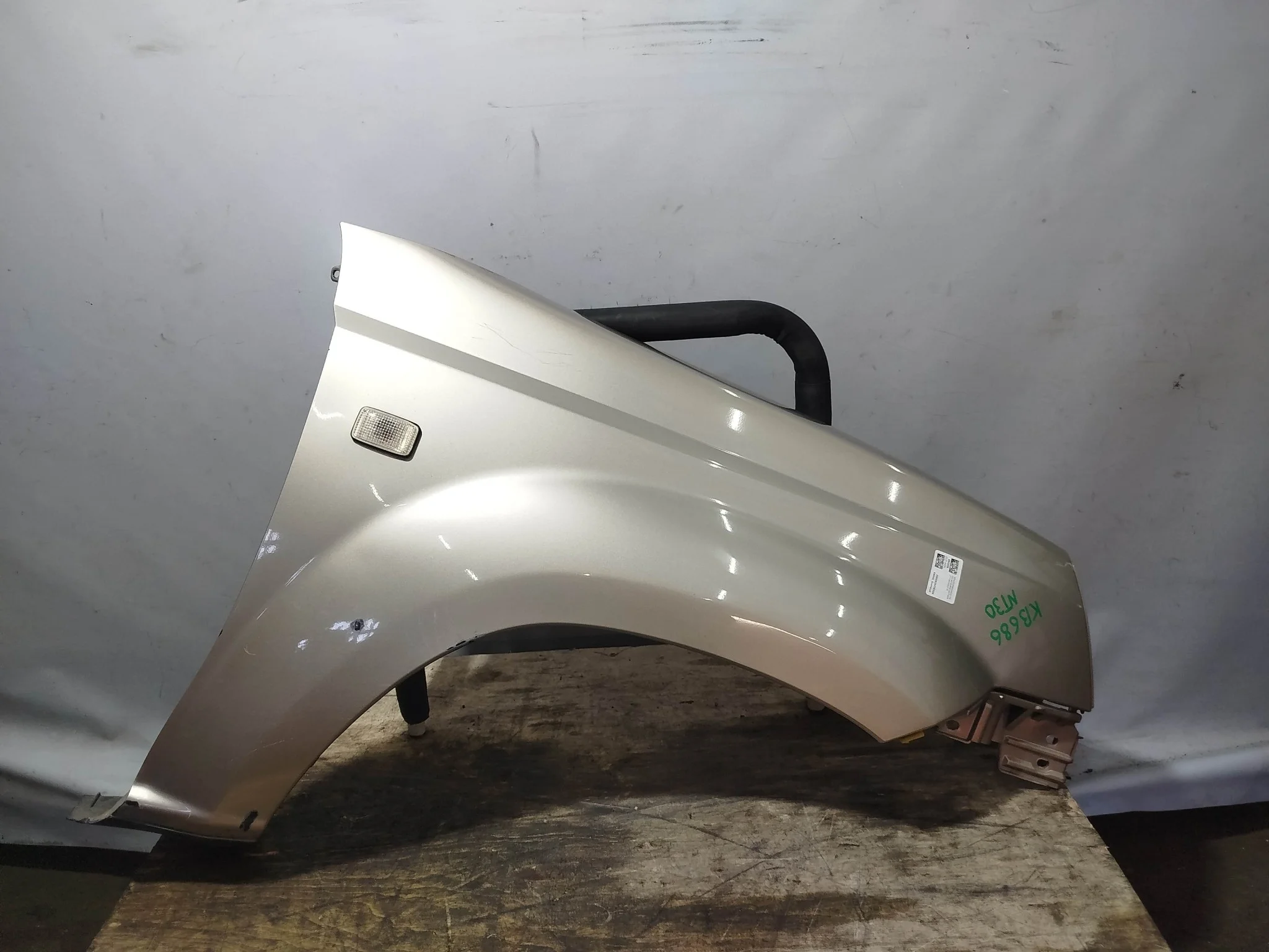 КРЫЛО NISSAN 631128H400 ПЕРЕД ПРАВО бежевый, EV0 KB686