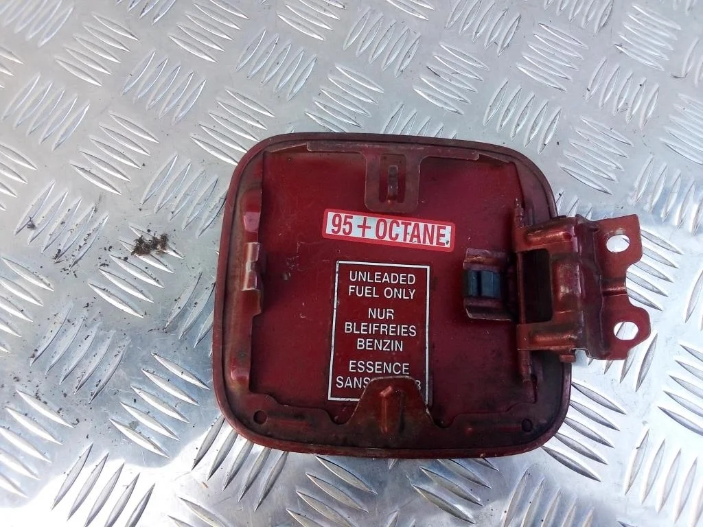 Лючок бензобака MITSUBISHI CARISMA I рестайлинг (